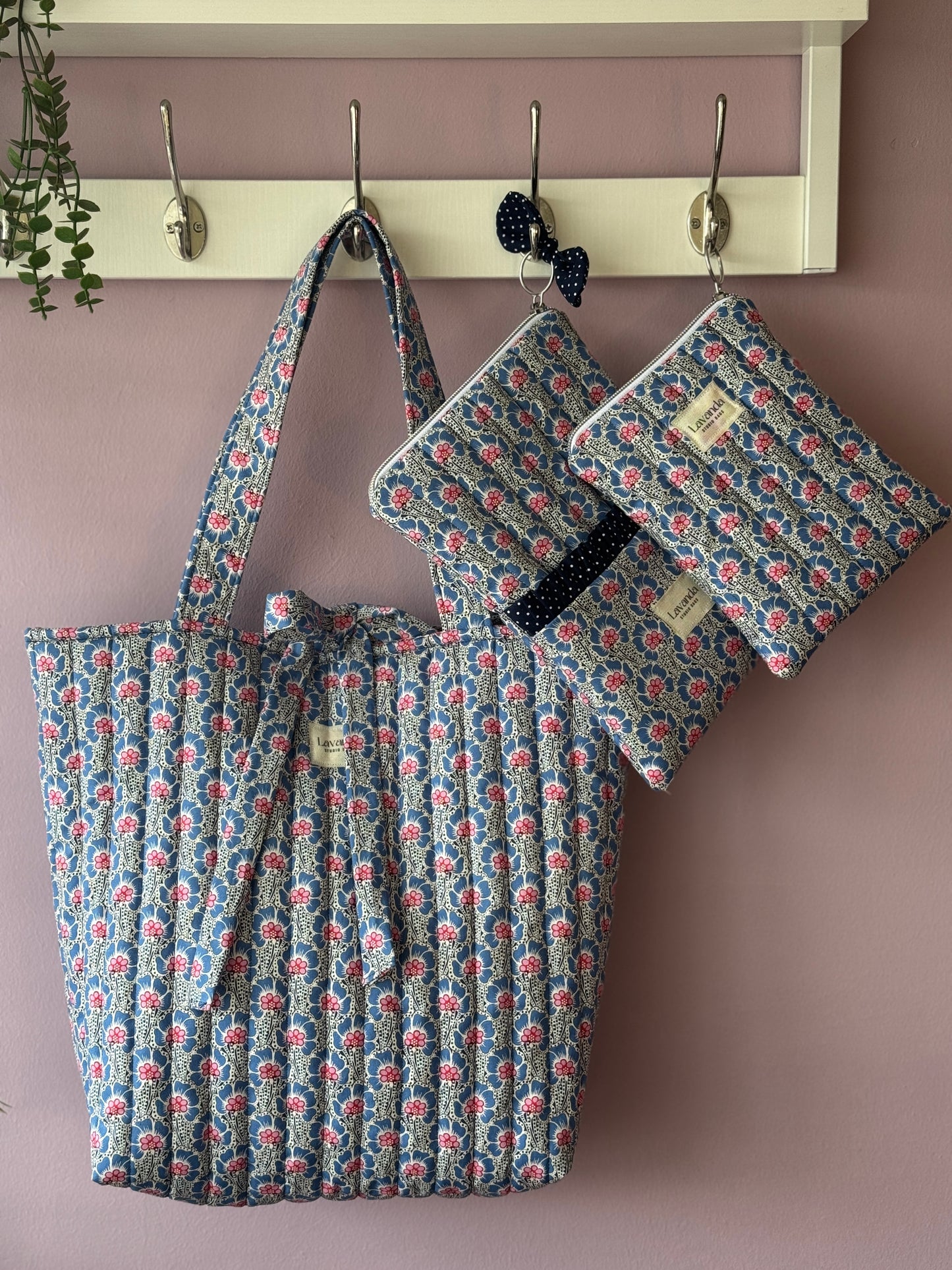 B.Tote bag blue love flowers.