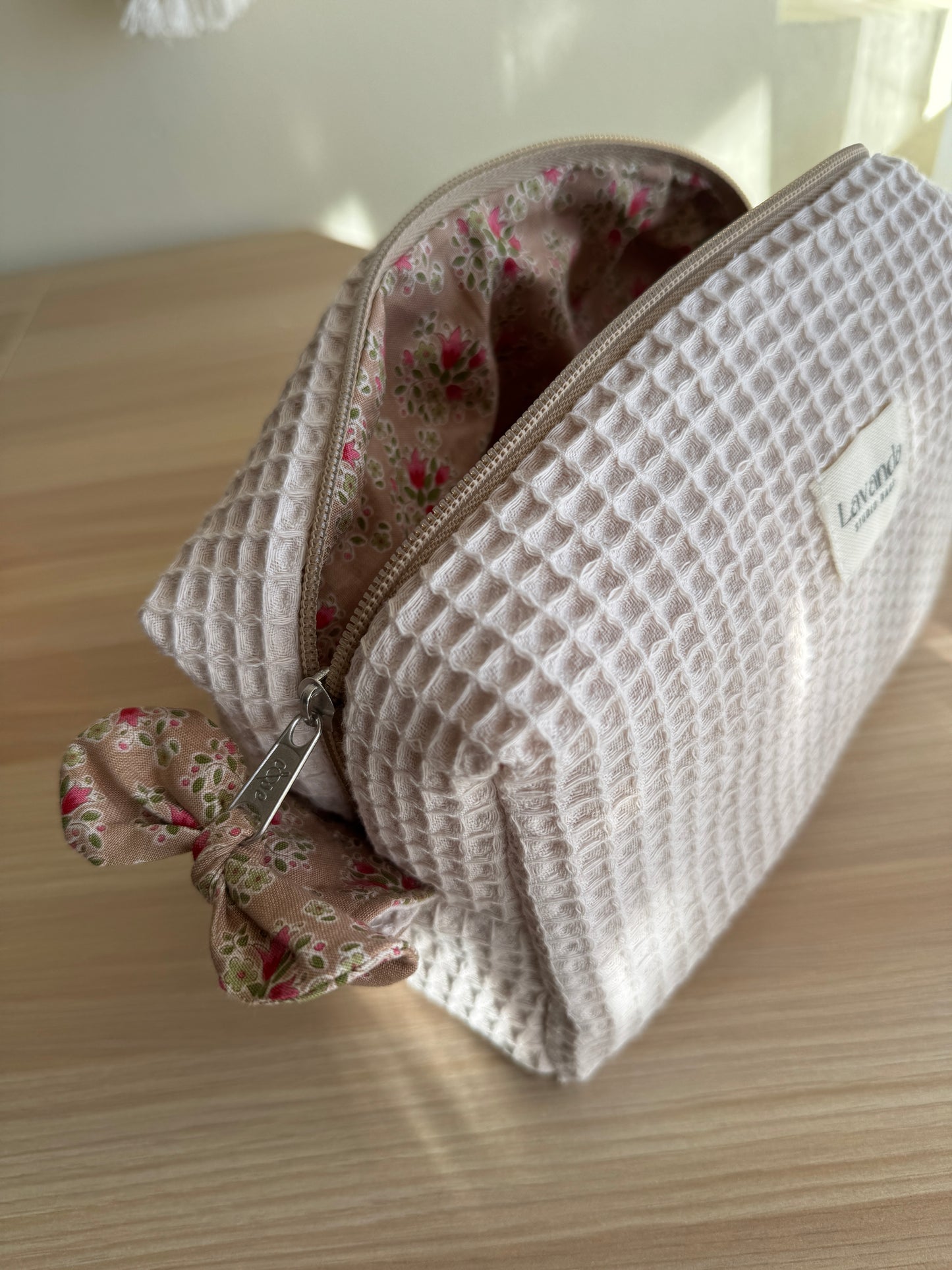 c.Natural waffle and floral cosmetic bag. Línea cinnamon