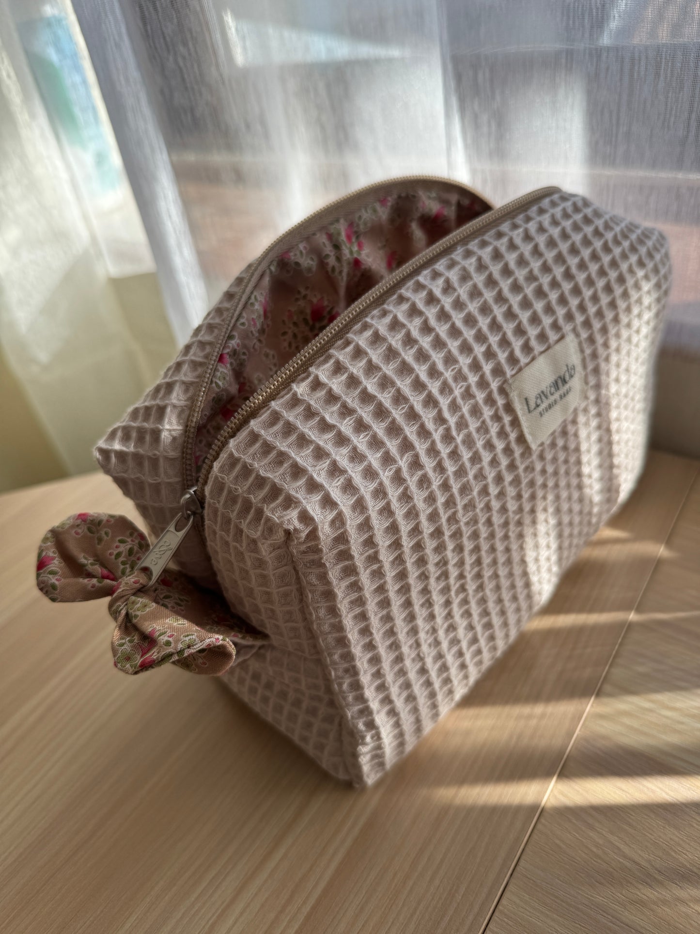 c.Natural waffle and floral cosmetic bag. Línea cinnamon