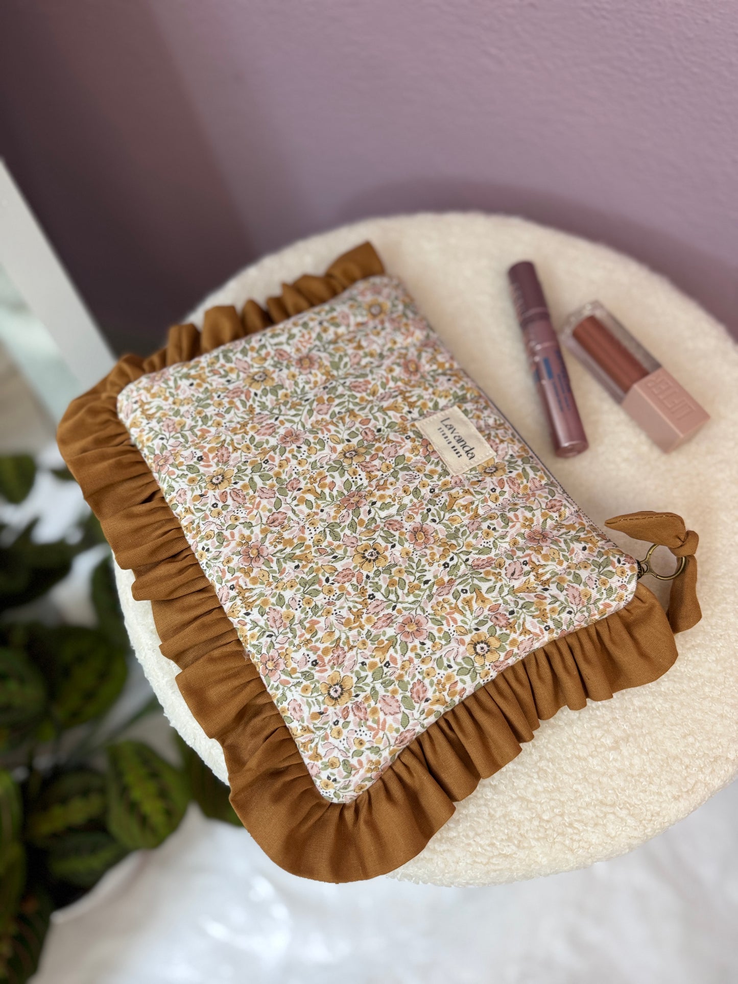 Nécessaire de maquilhagem com estampado de flores verde-magnólia, ocre e folhos 🌸. Apenas uma unidade disponível.