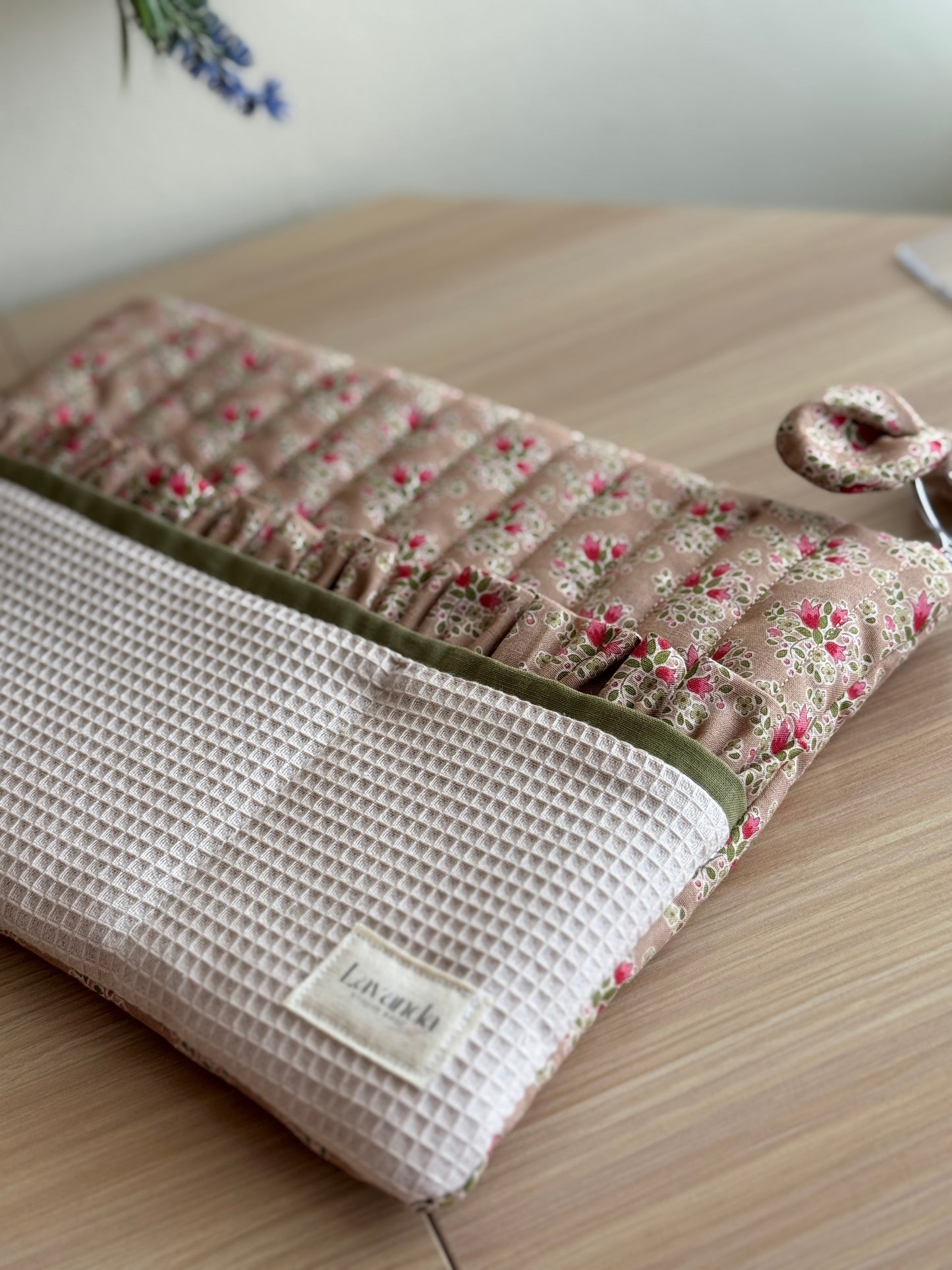 Pastel canela flower and beige waffle lpad case.