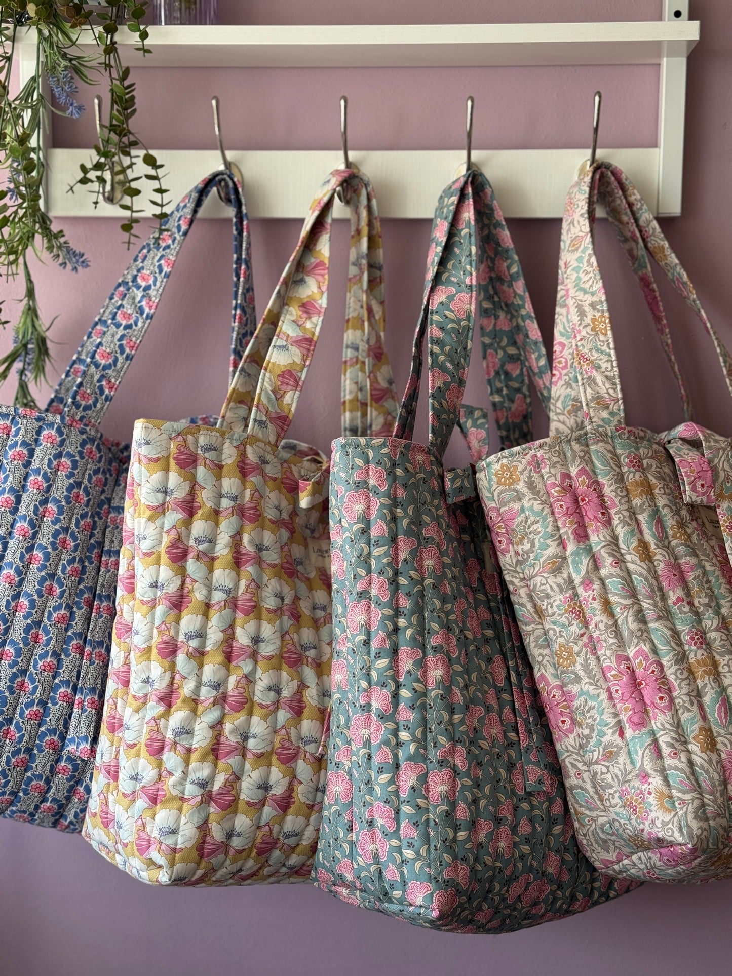 B.Tote bag nucifera flowers.