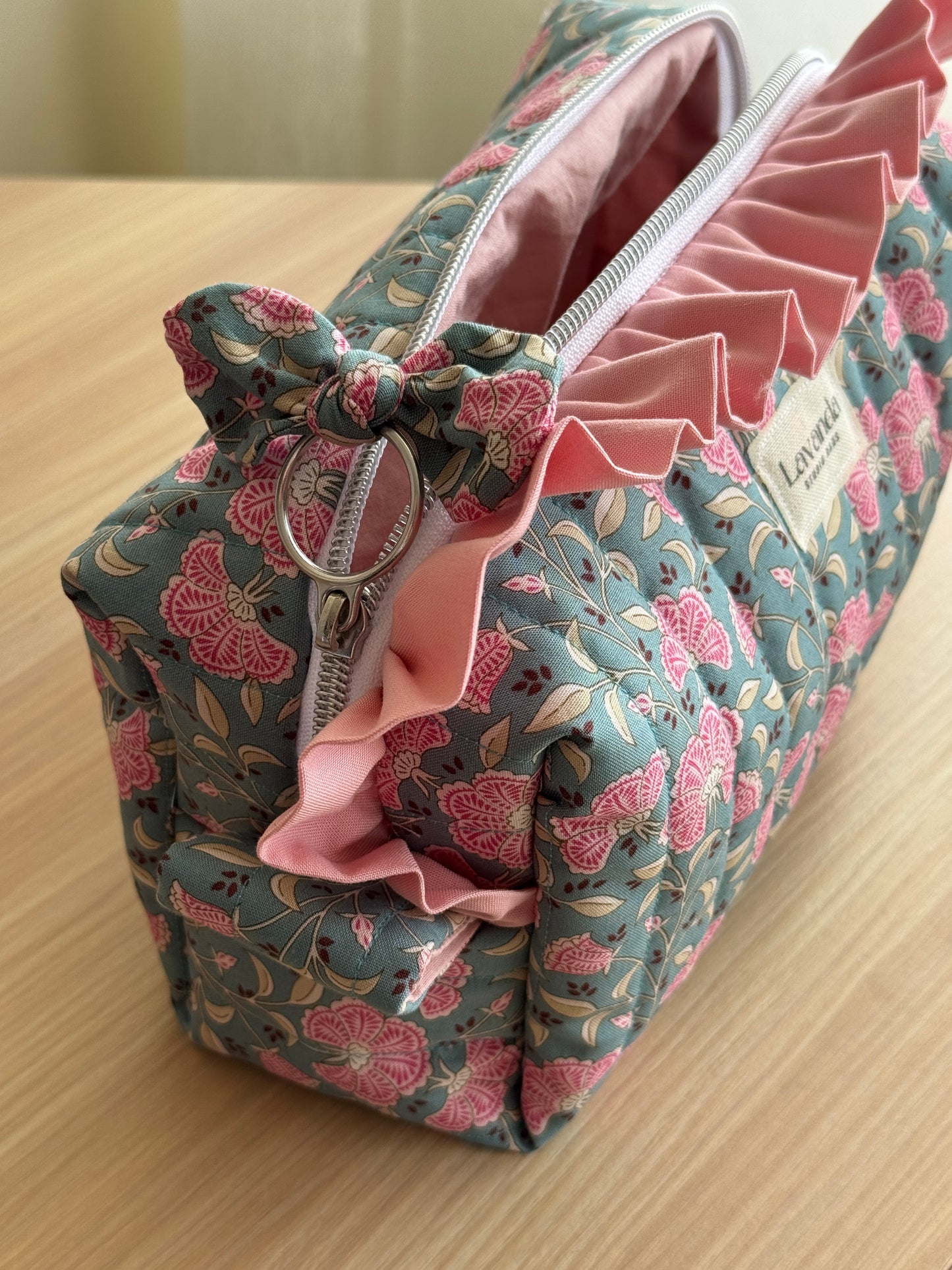 a.Cosmetic bag green floral wind