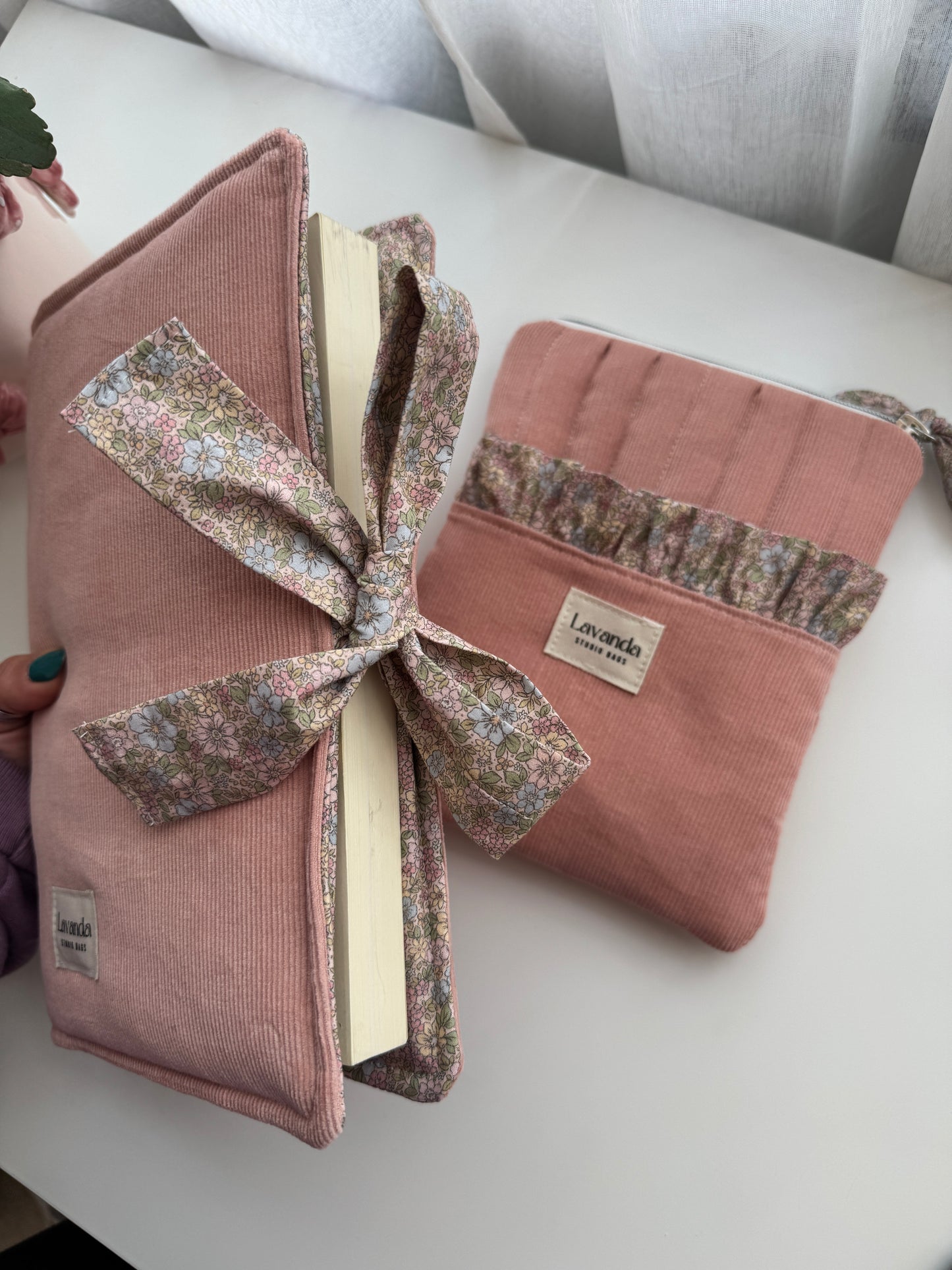 Capa de livro com abas, cápsula rosa