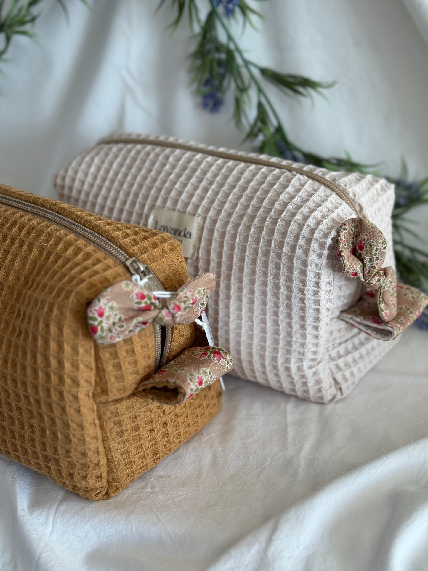 c.Natural waffle and floral cosmetic bag. Línea cinnamon