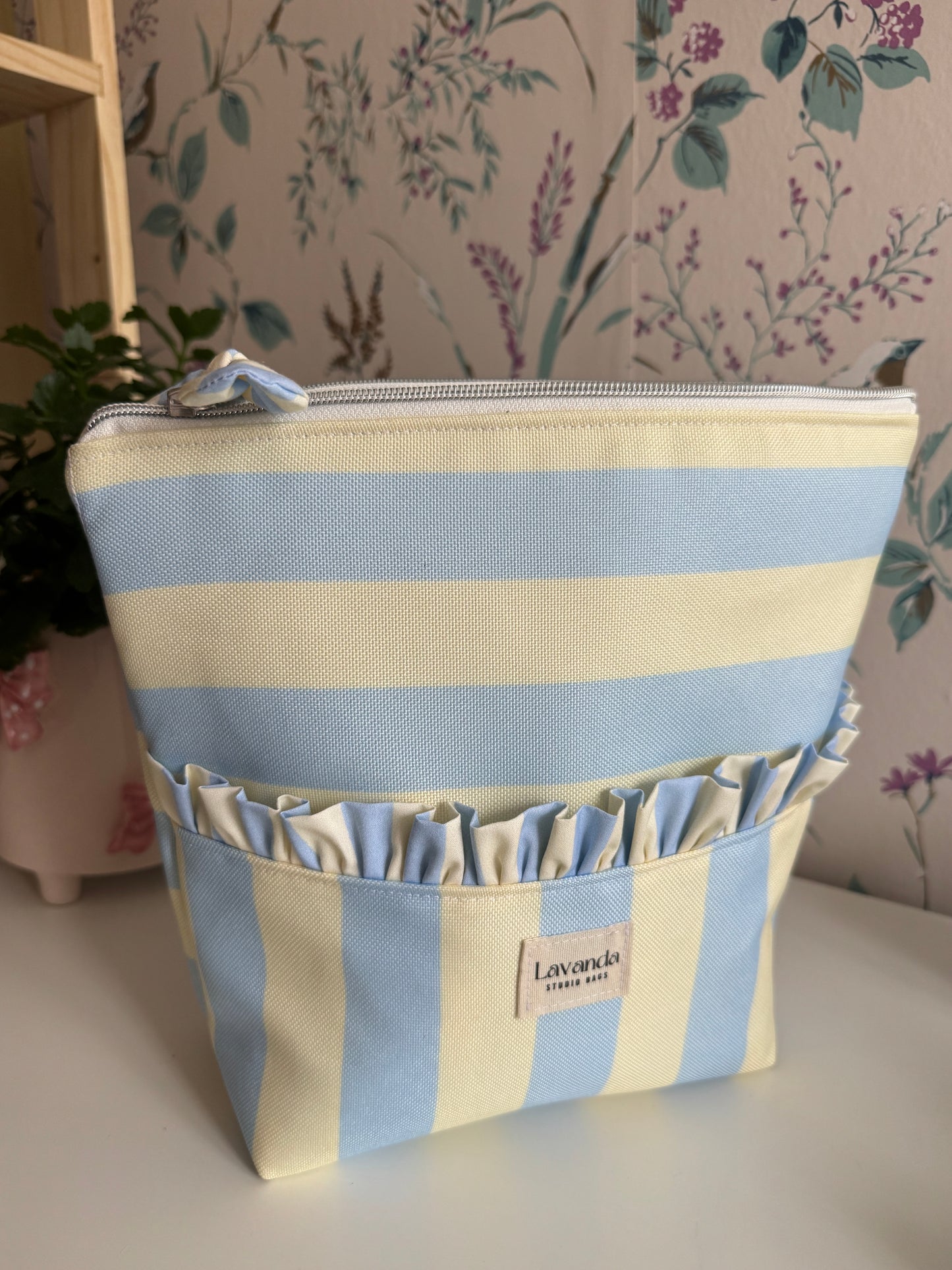 Bolsa de cosméticos cosmos🌸 azul e pastel manteiga.