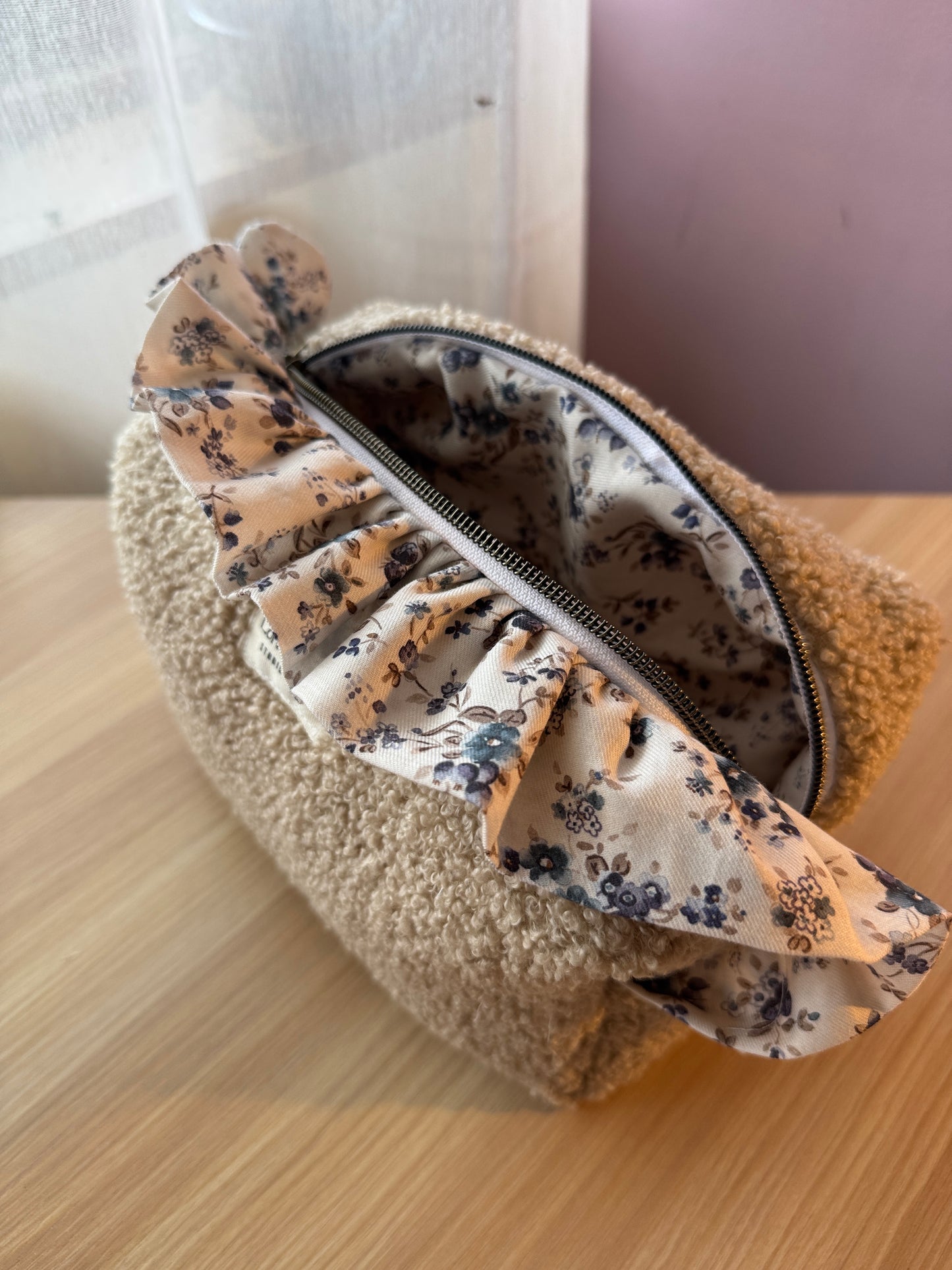 Fresia teddy cosmetic bag beige with ruffle.