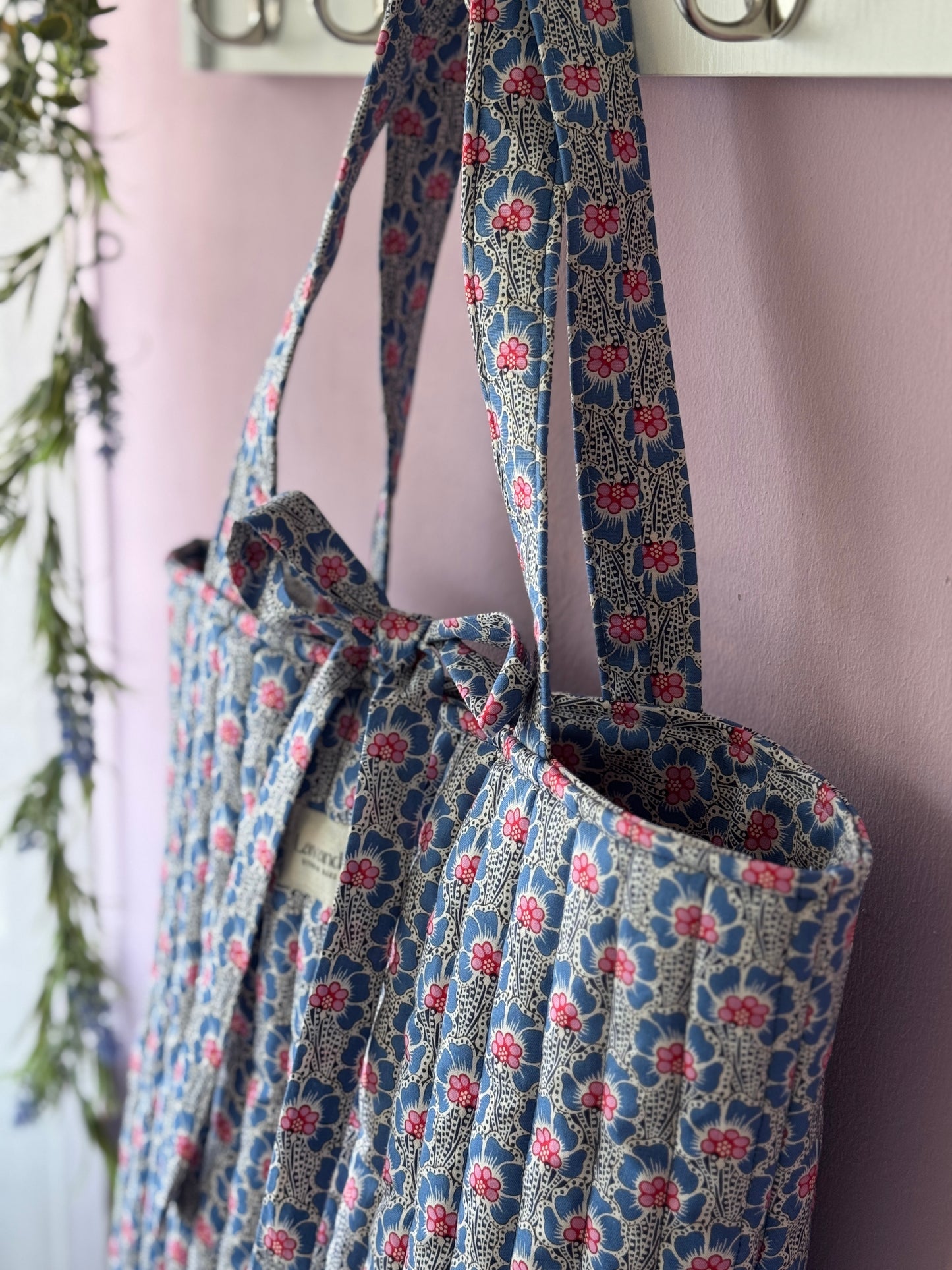 B.Tote bag blue love flowers.