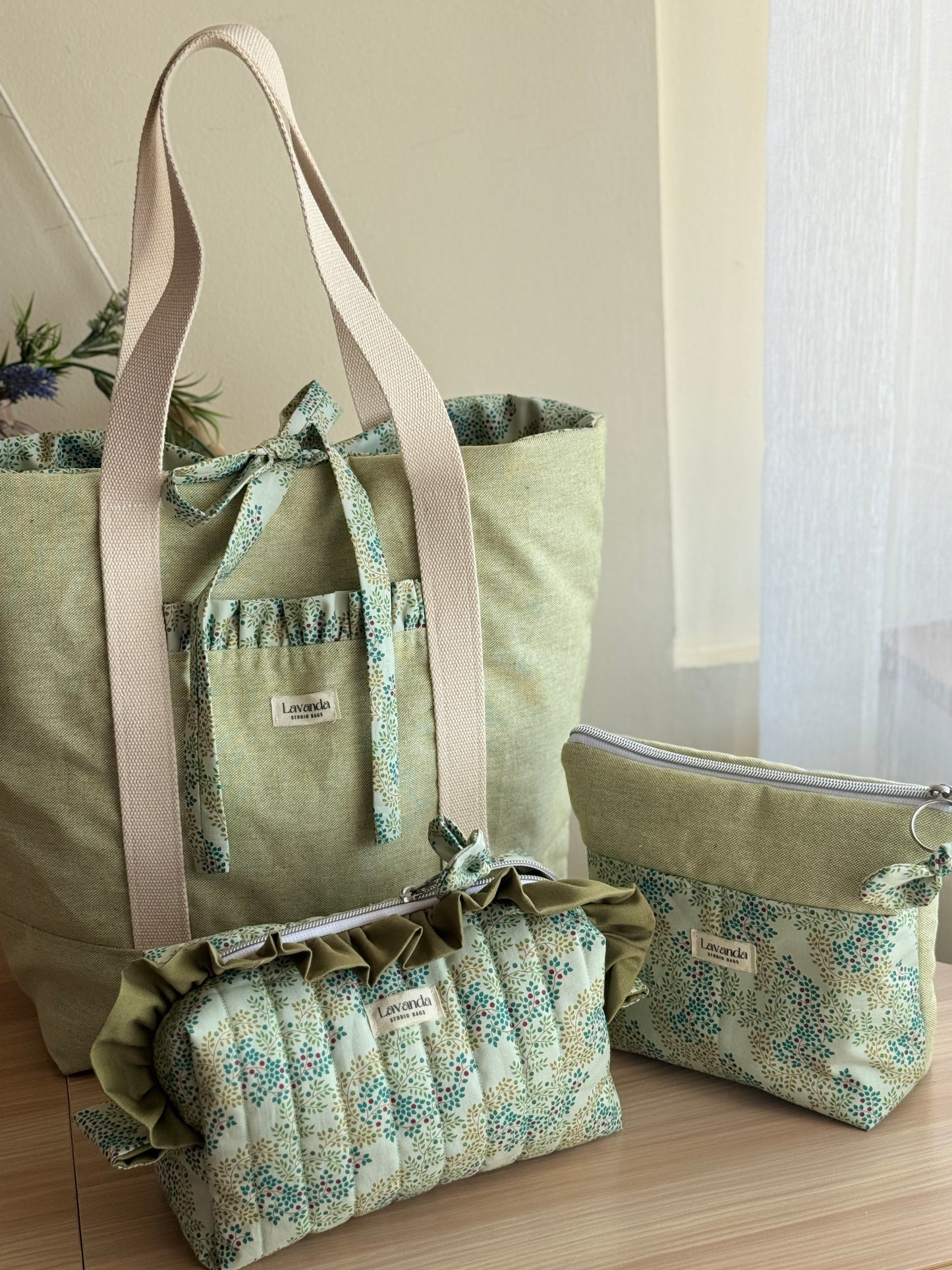 a.Cosmetic bag berrytangle and green colour.