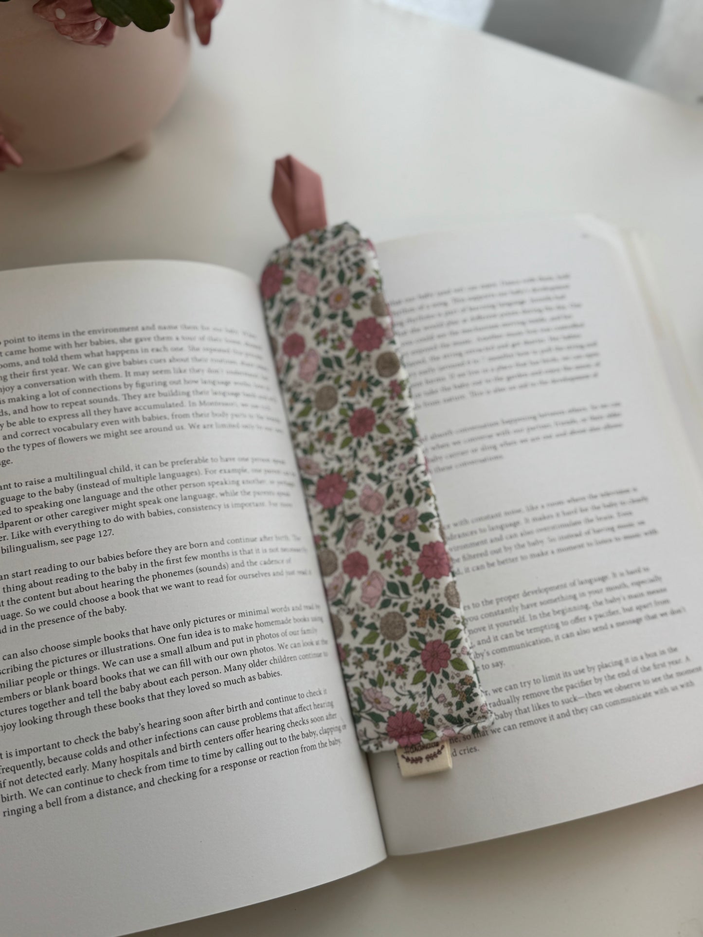 Marcador de livro rosa com flores