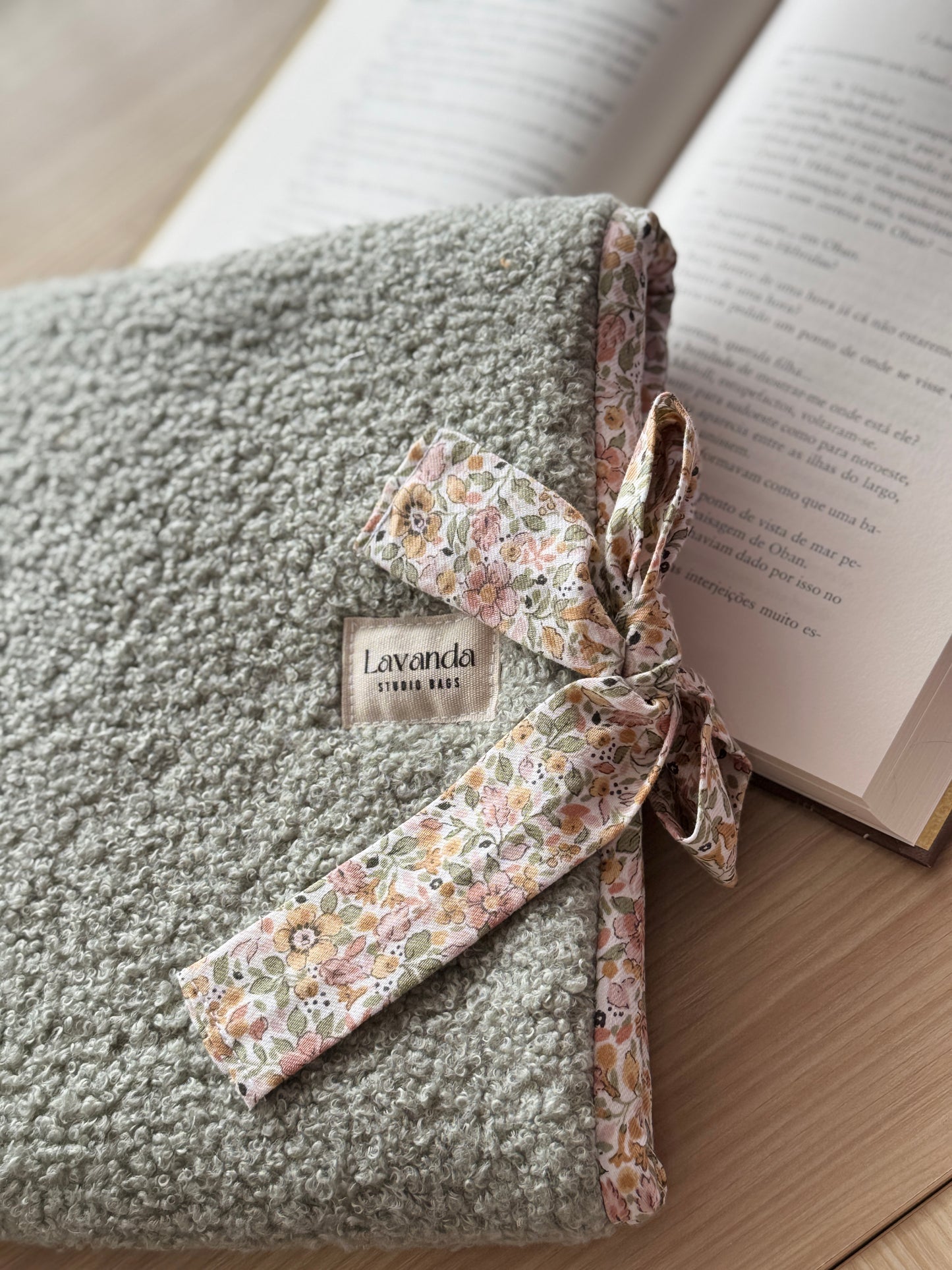 Book cover teddy green and flowers