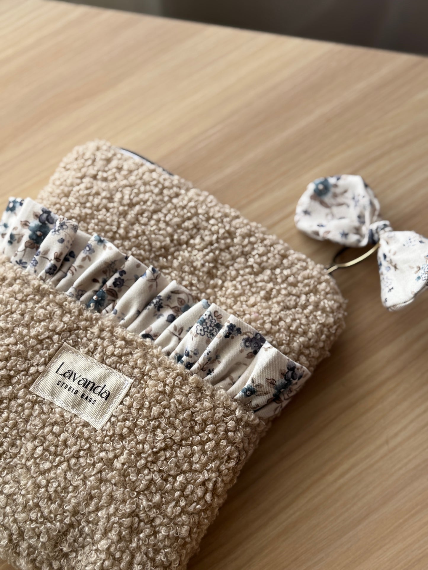 Kindle sleeve teddy beige and flowers