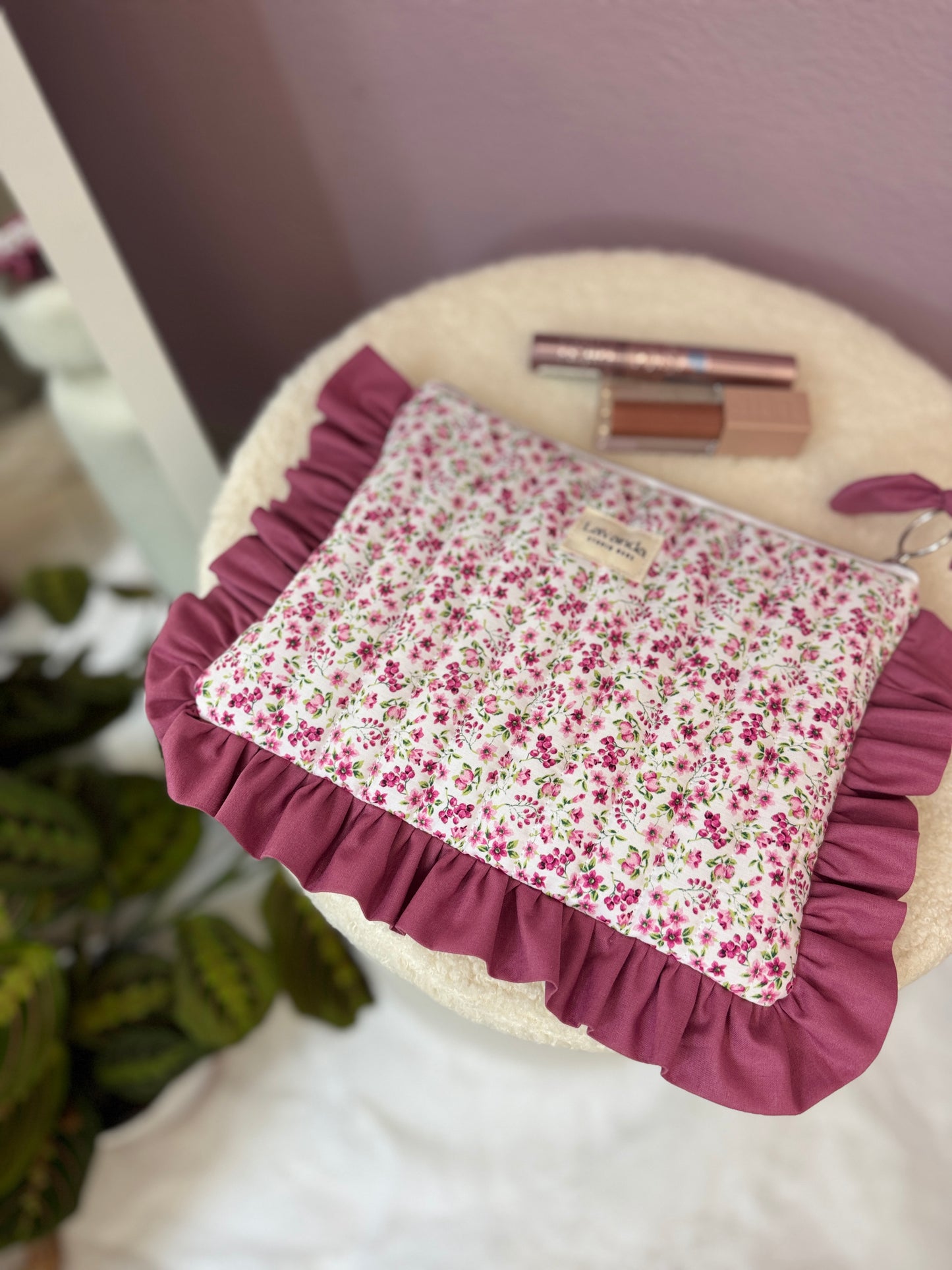 Nécessaire com flores rosa-magnólia e folhos fúcsia.