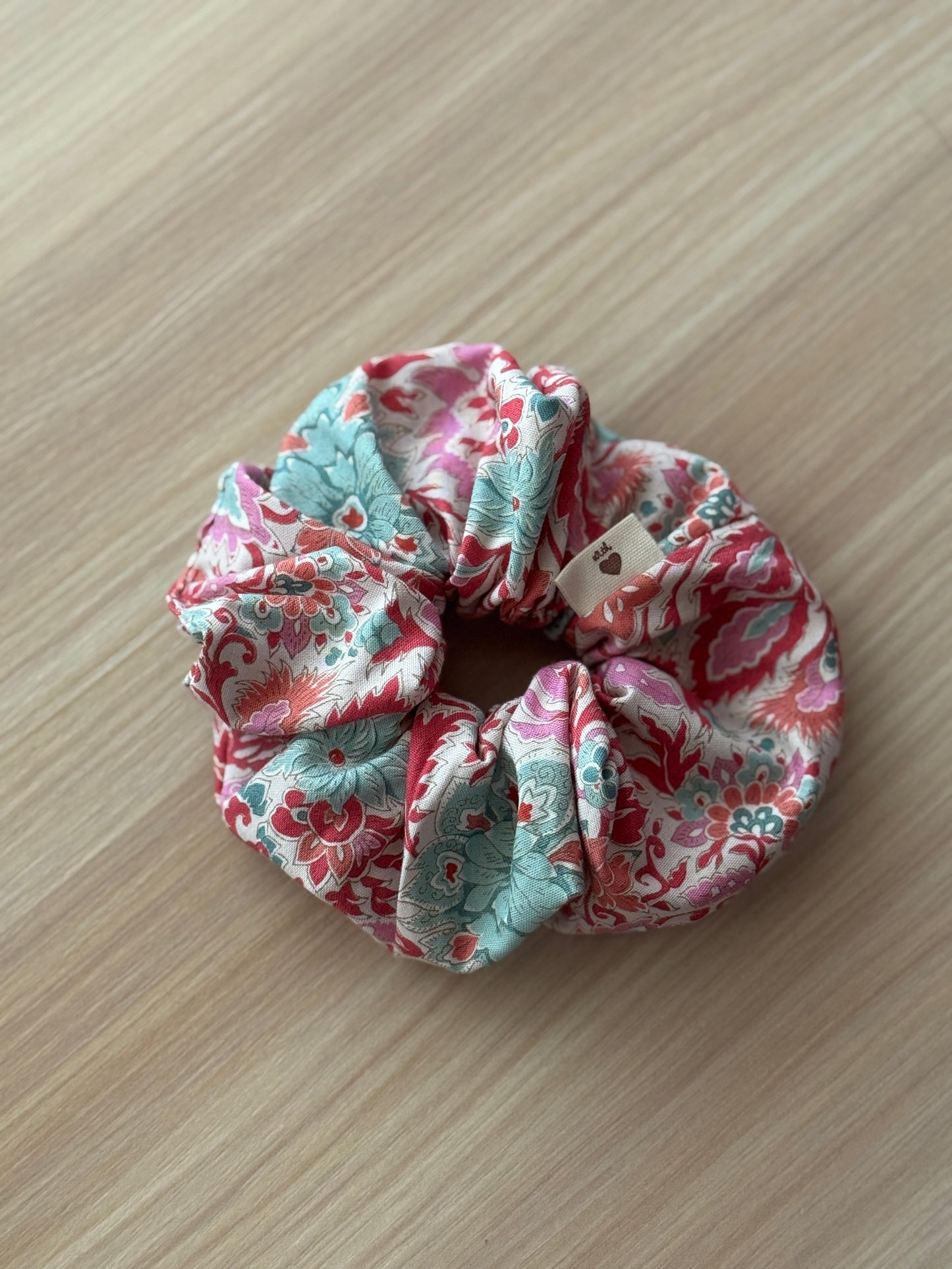 Scrunchie lirio green and pink flowers 6