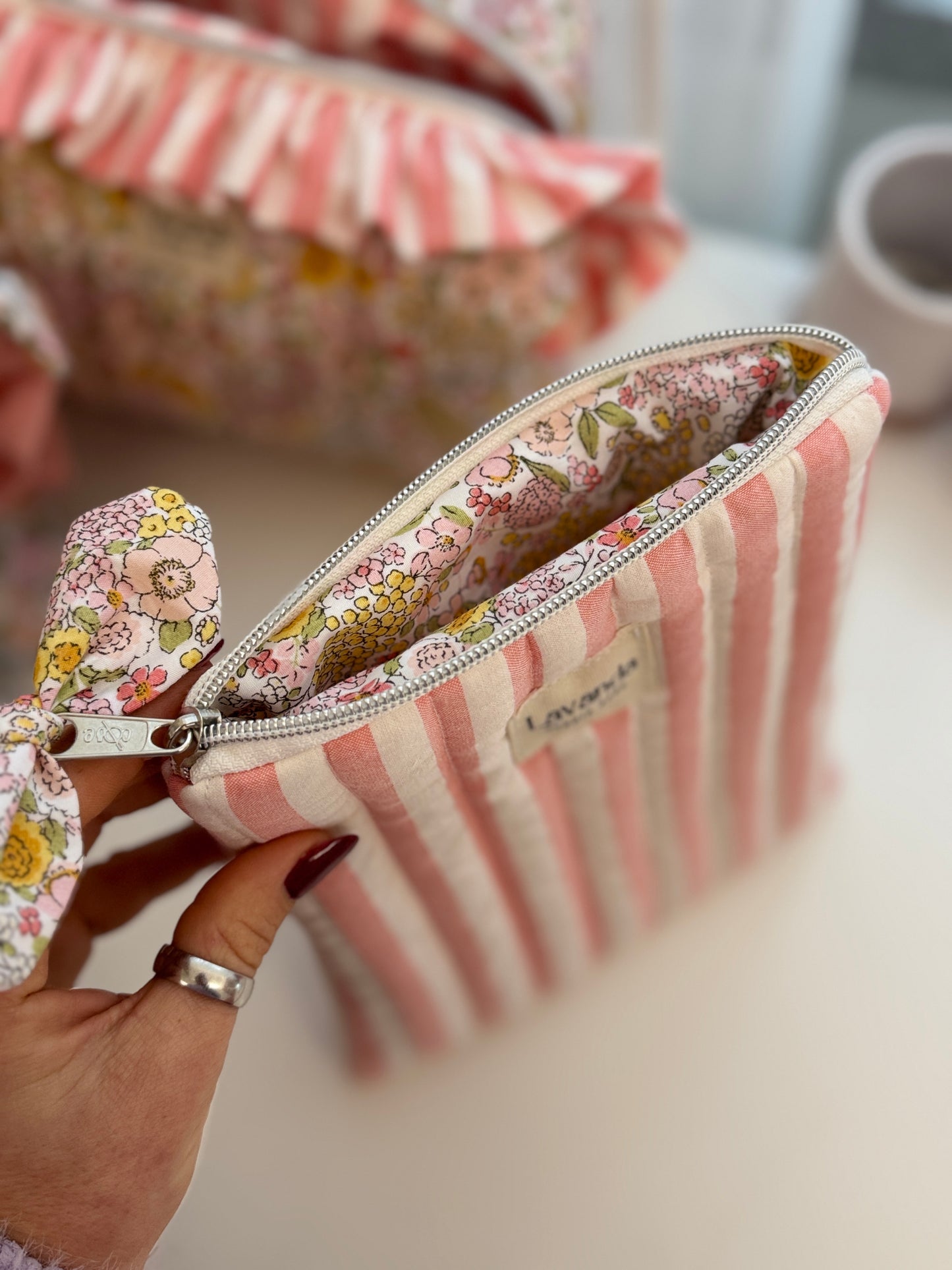 Capa para Kindle simples em tons pastel, estilo cápsula rosa.