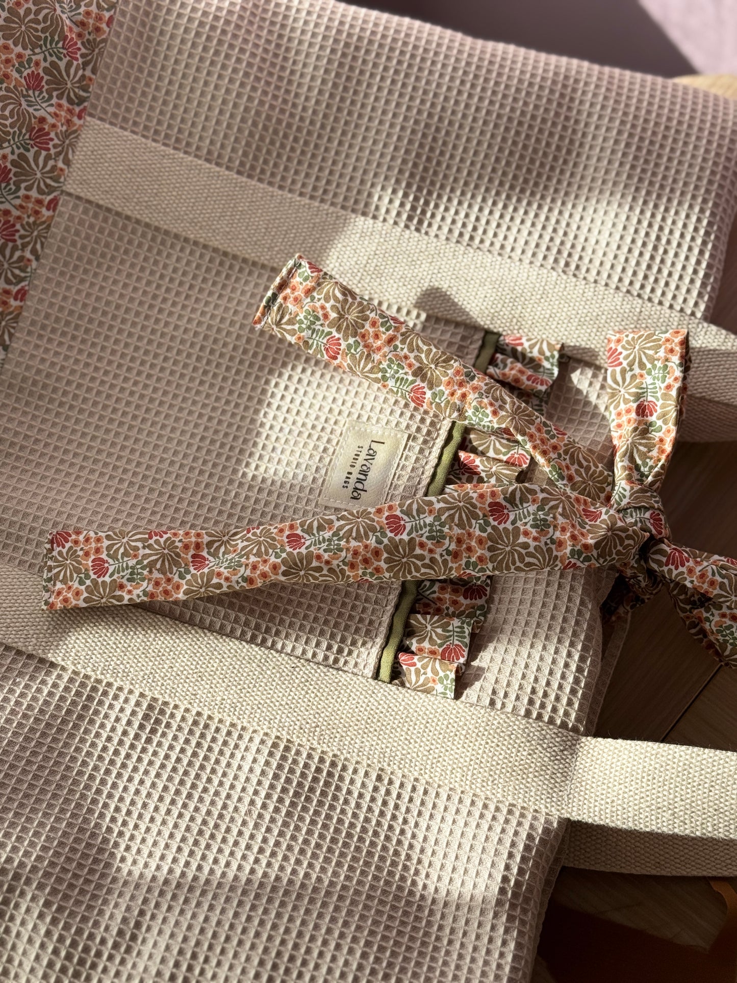 A.Tote bag beige waffle autumn(custom bag) Available to make within 15 business days.