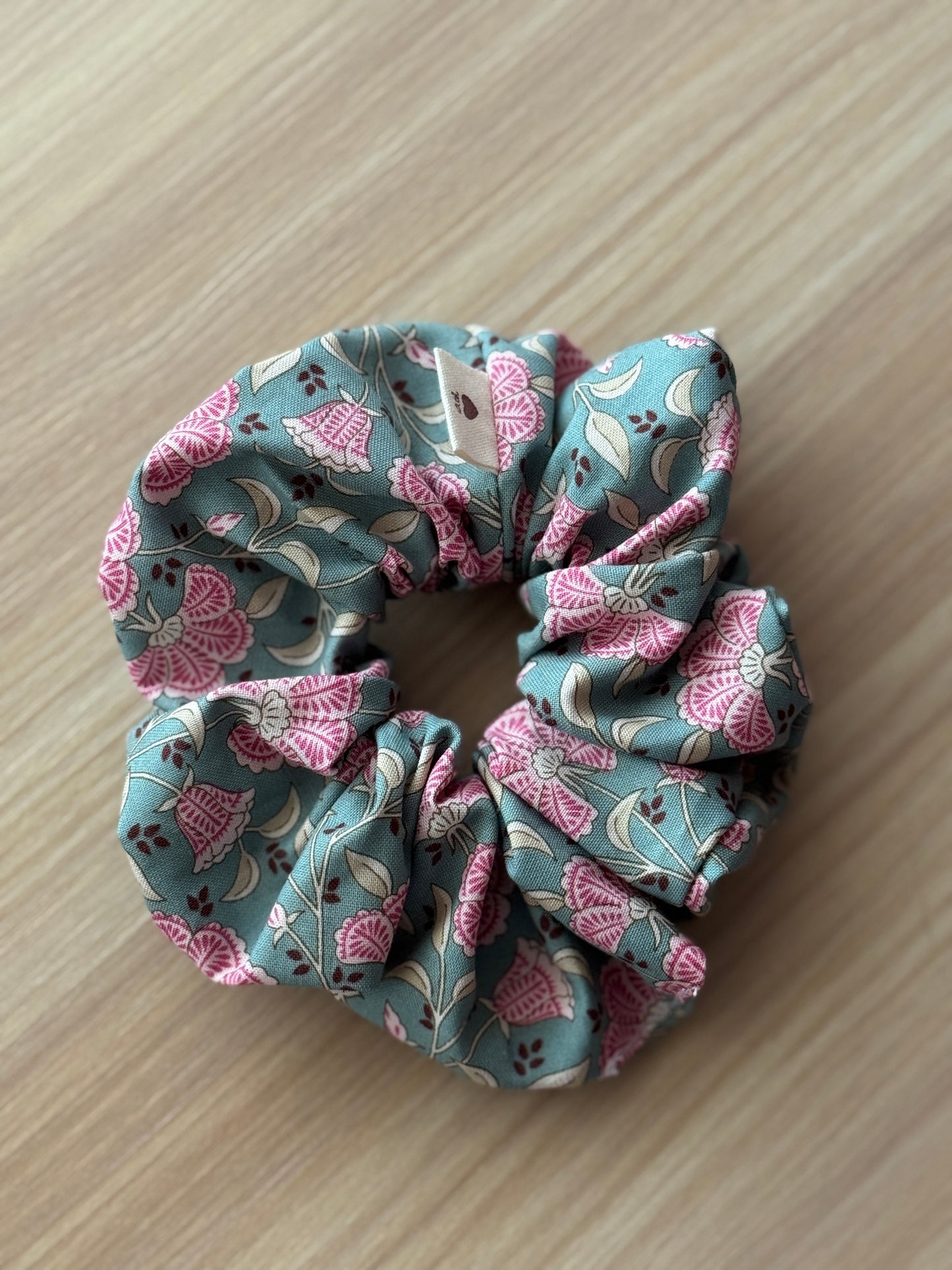 Scrunchie lirio pink waffle and pink flowers 9