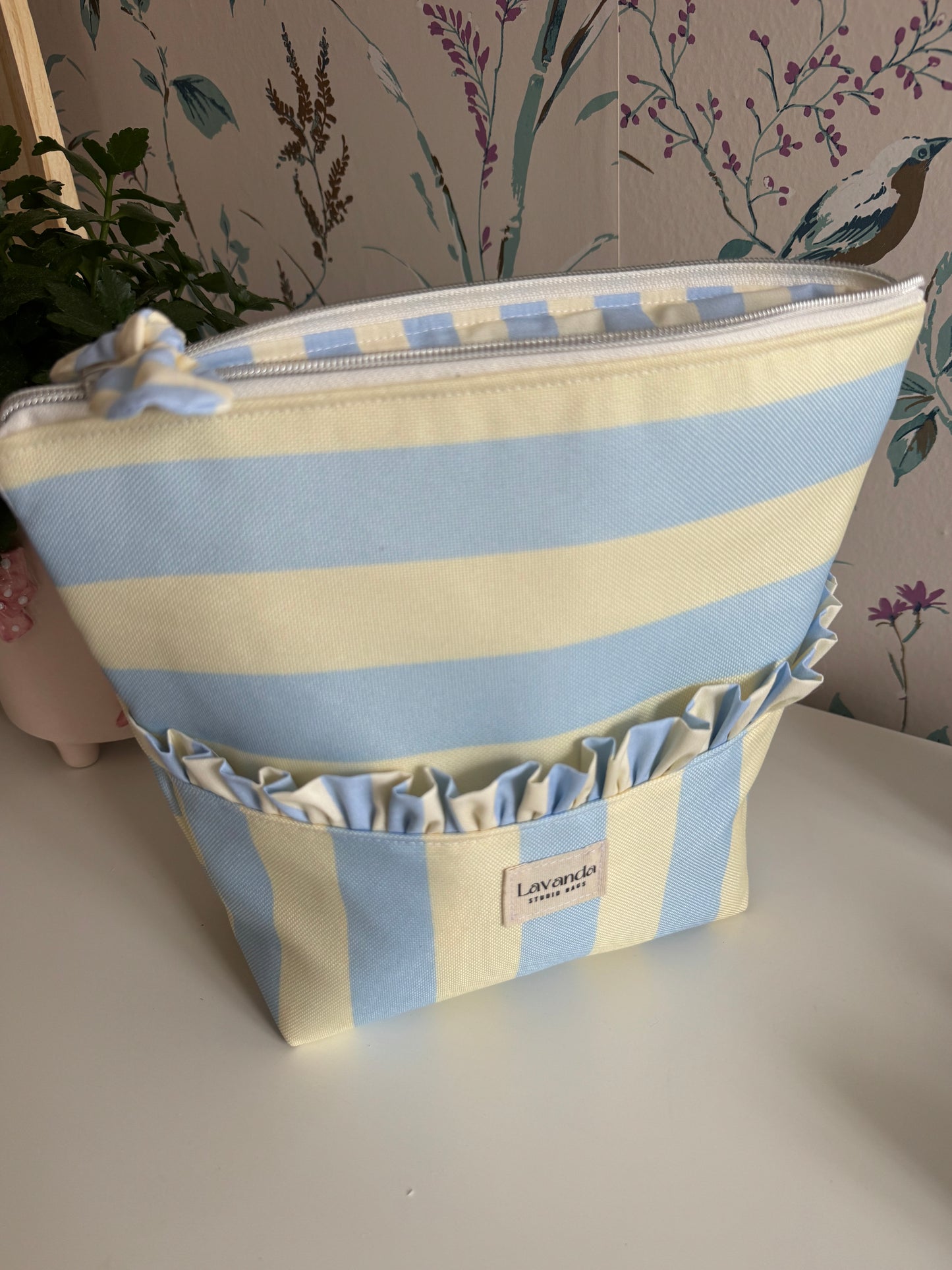 Bolsa de cosméticos cosmos🌸 azul e pastel manteiga.