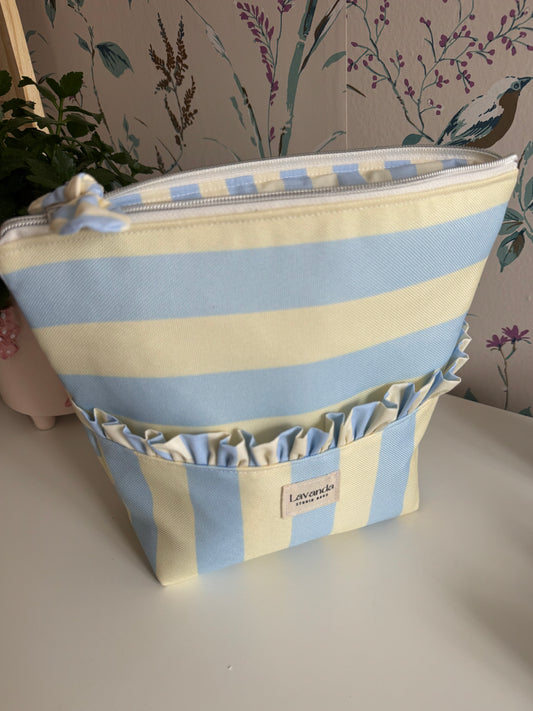 Bolsa de cosméticos cosmos🌸 azul e pastel manteiga.