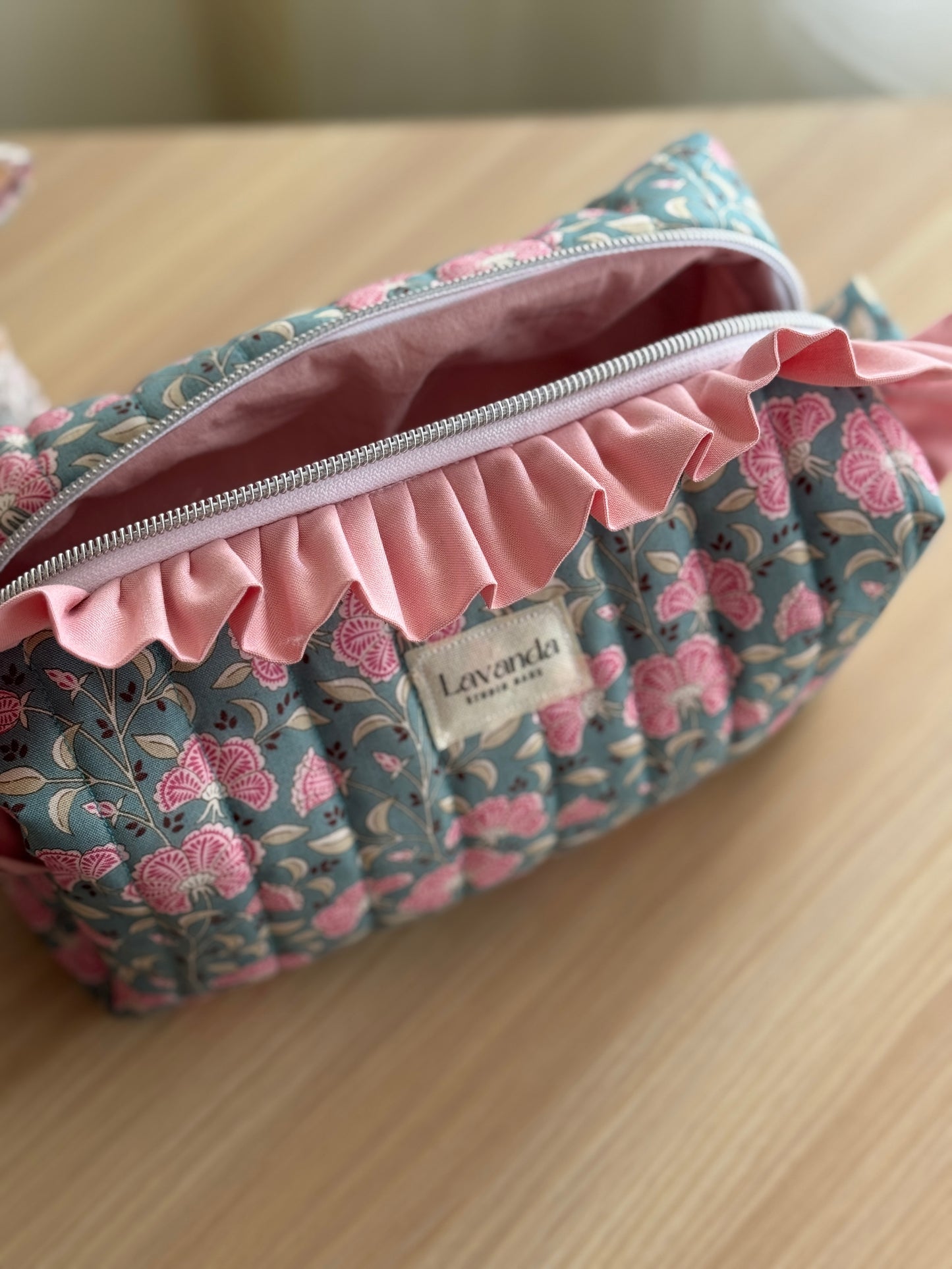 a.Cosmetic bag green floral wind