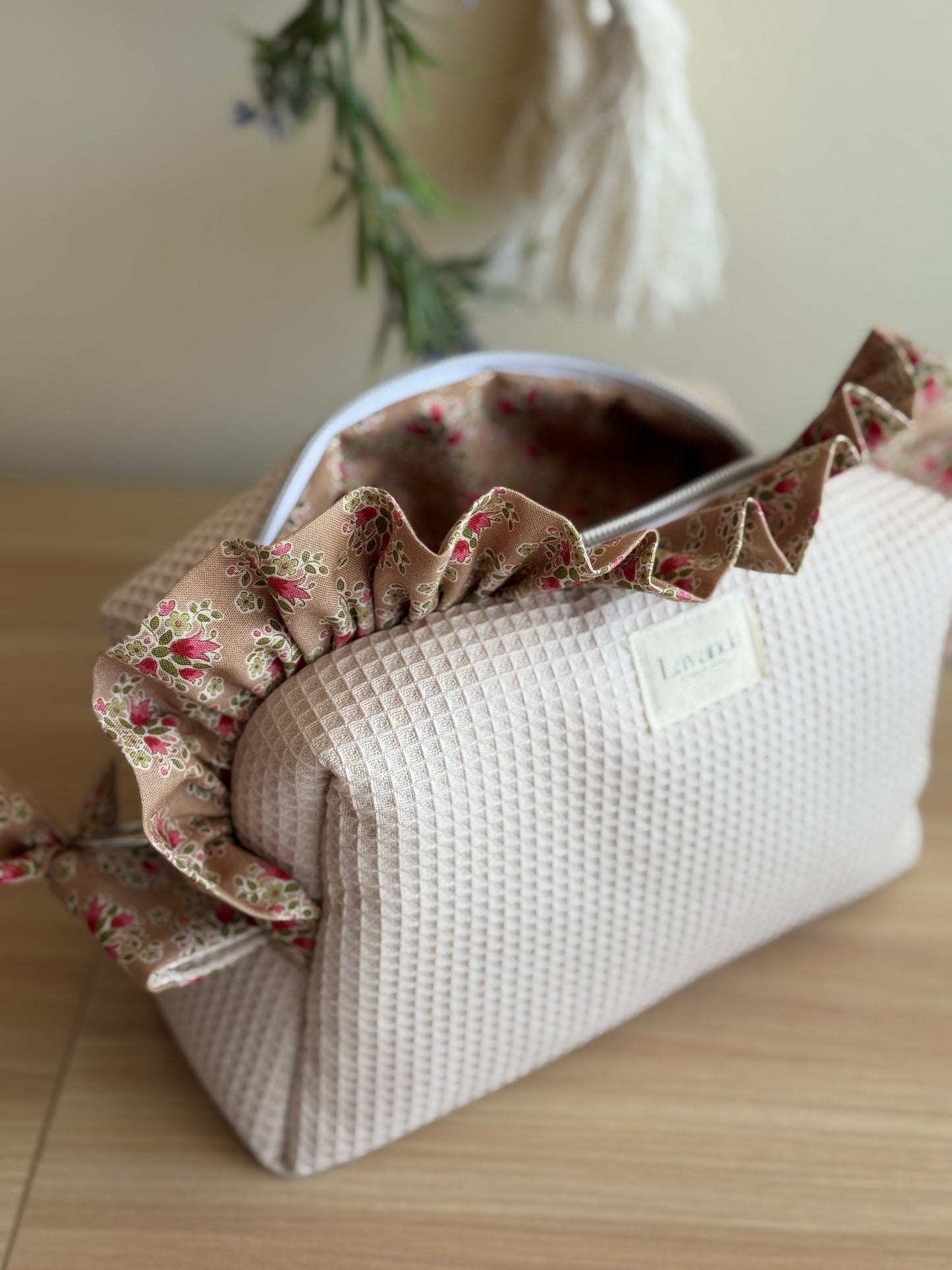 a.Cosmetic bag fresia beige canela flowers.
