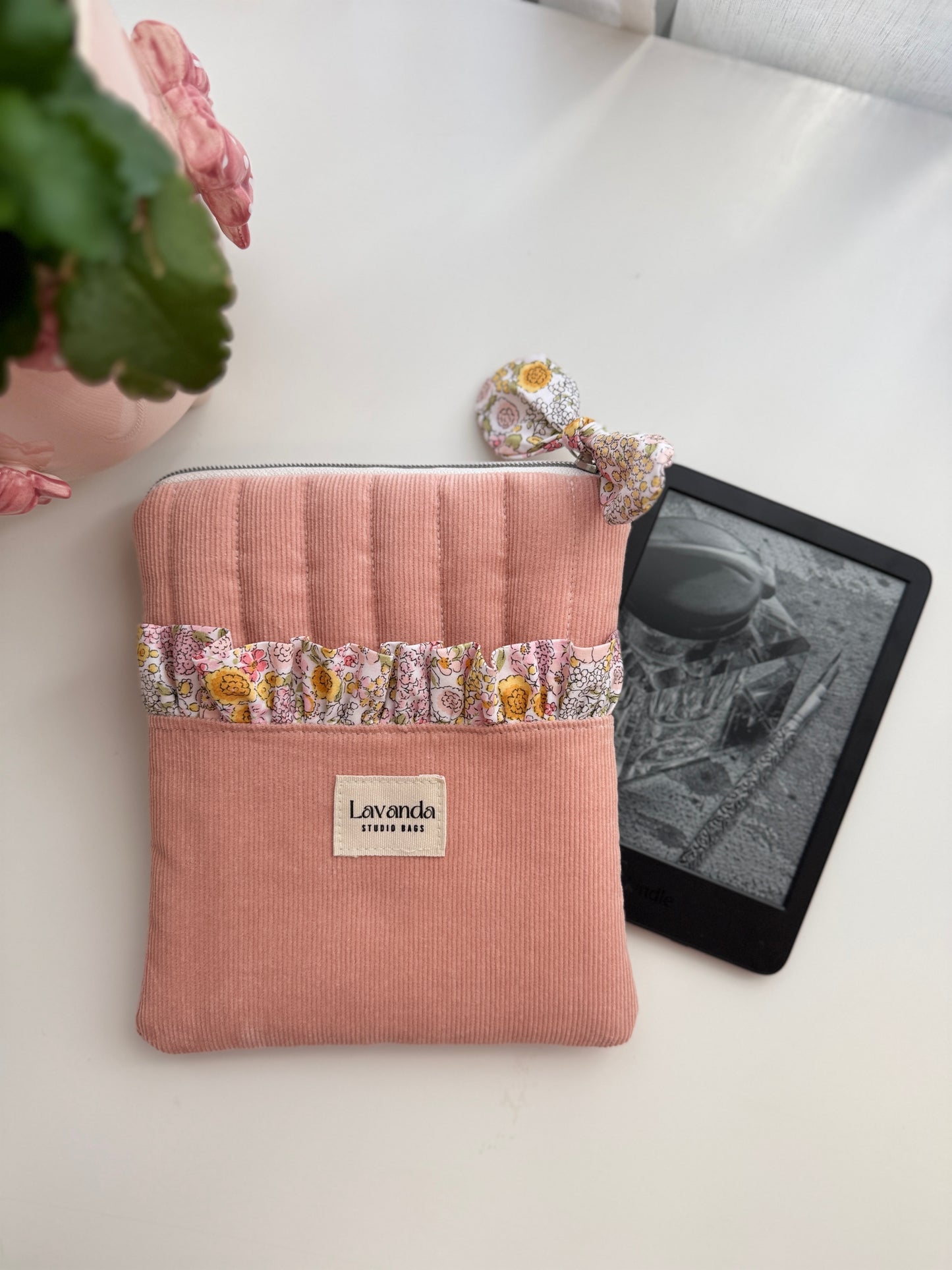 Capa para Kindle com estampado floral em tons pastel rosa.