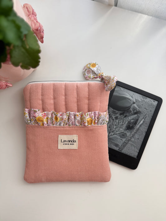 Funda para Kindle con flores pastel en color rosa
