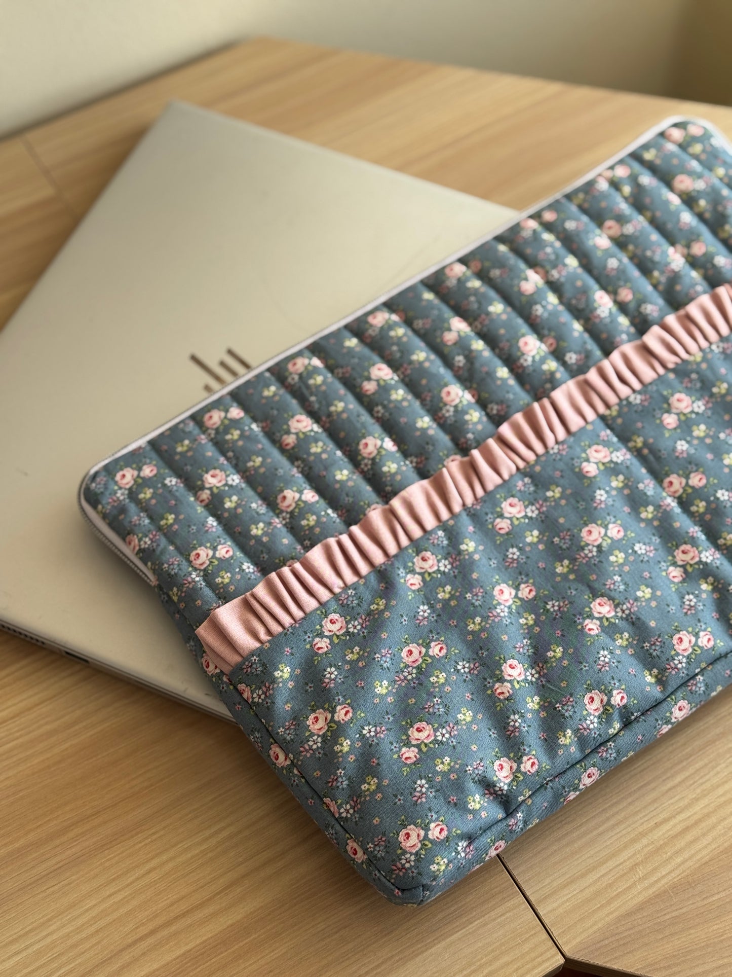 Ocean blue flowers laptop case.