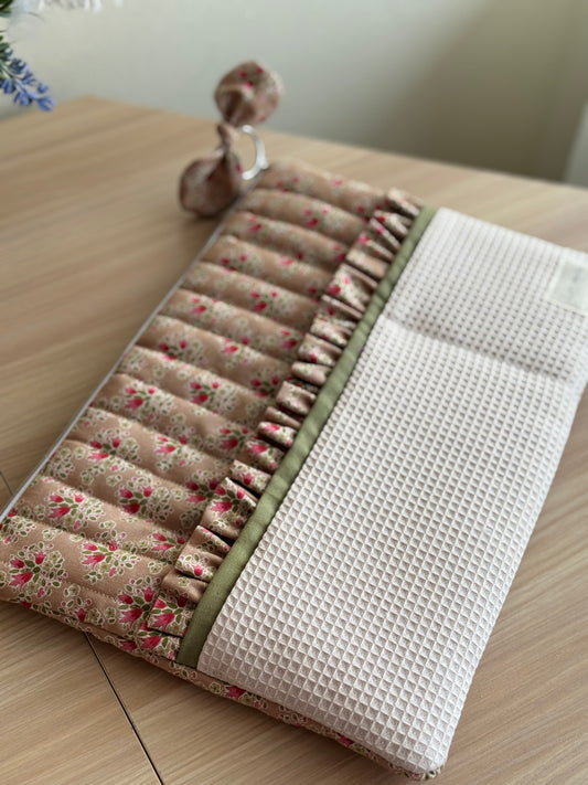 Pastel canela flower and beige waffle lpad case.
