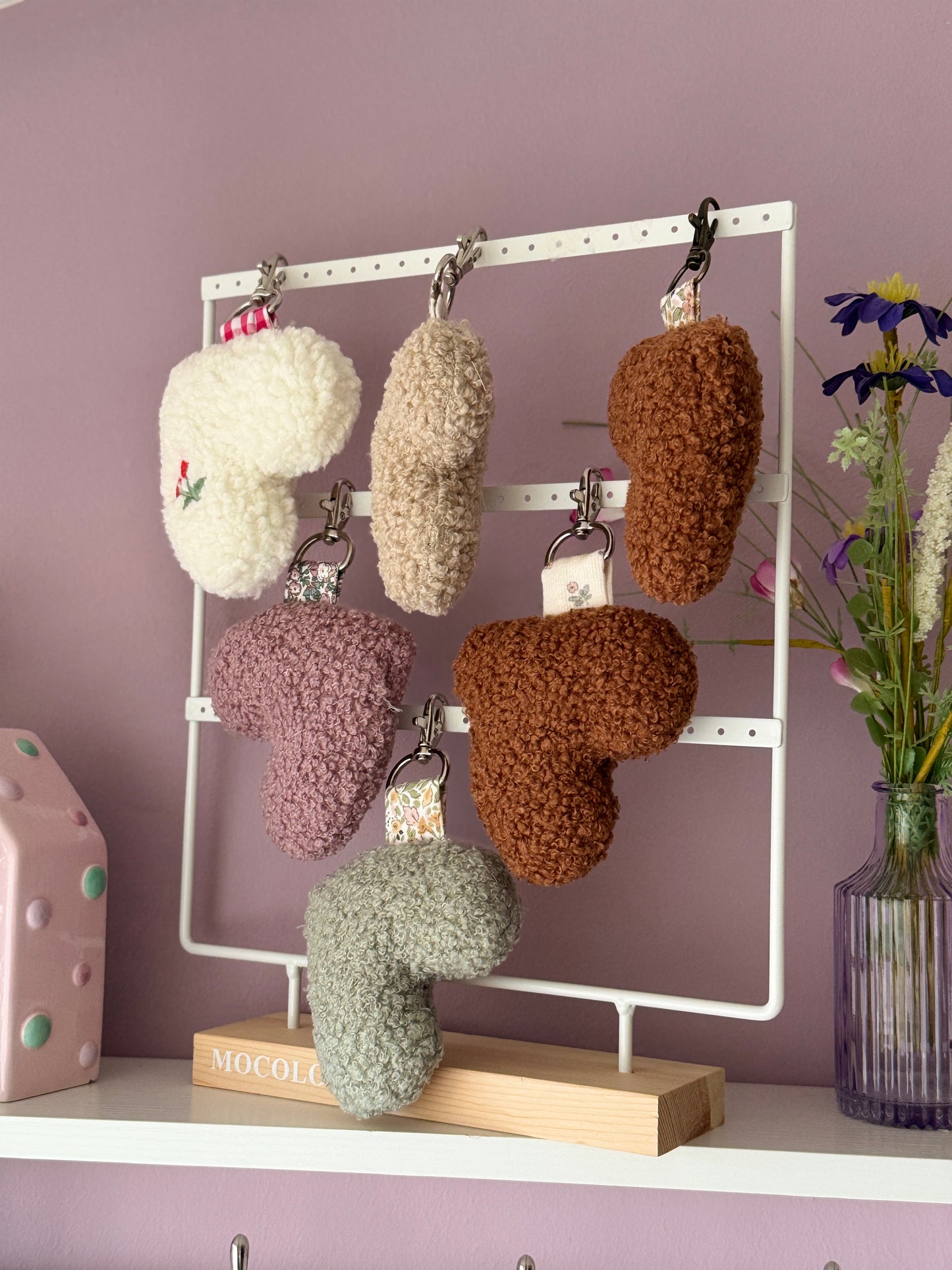 Llavero de tela con forma de corazón de peluche musculoso