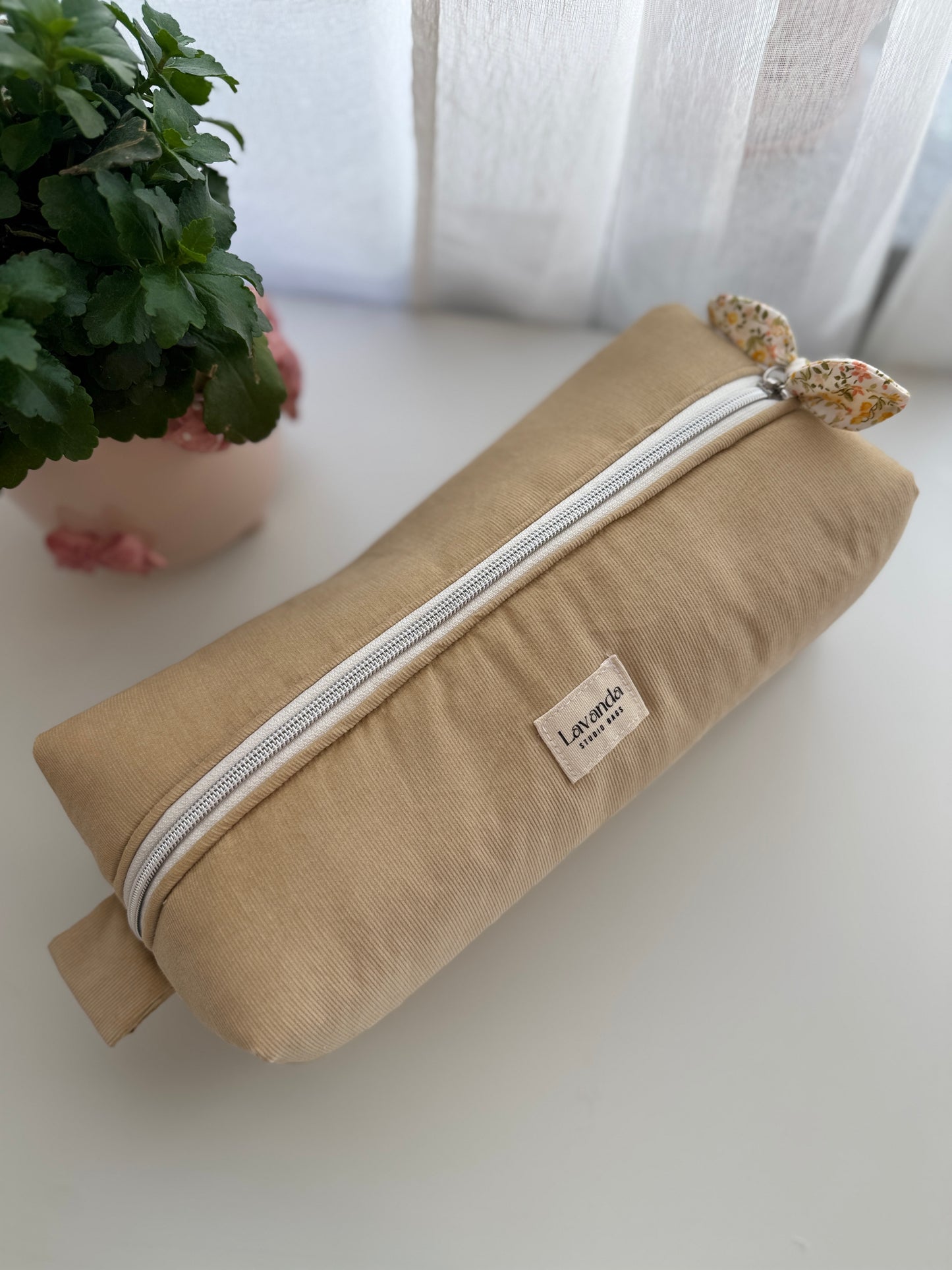 Mala Dyson Airwrap em micro-veludo cotelê amarelo e flores no interior