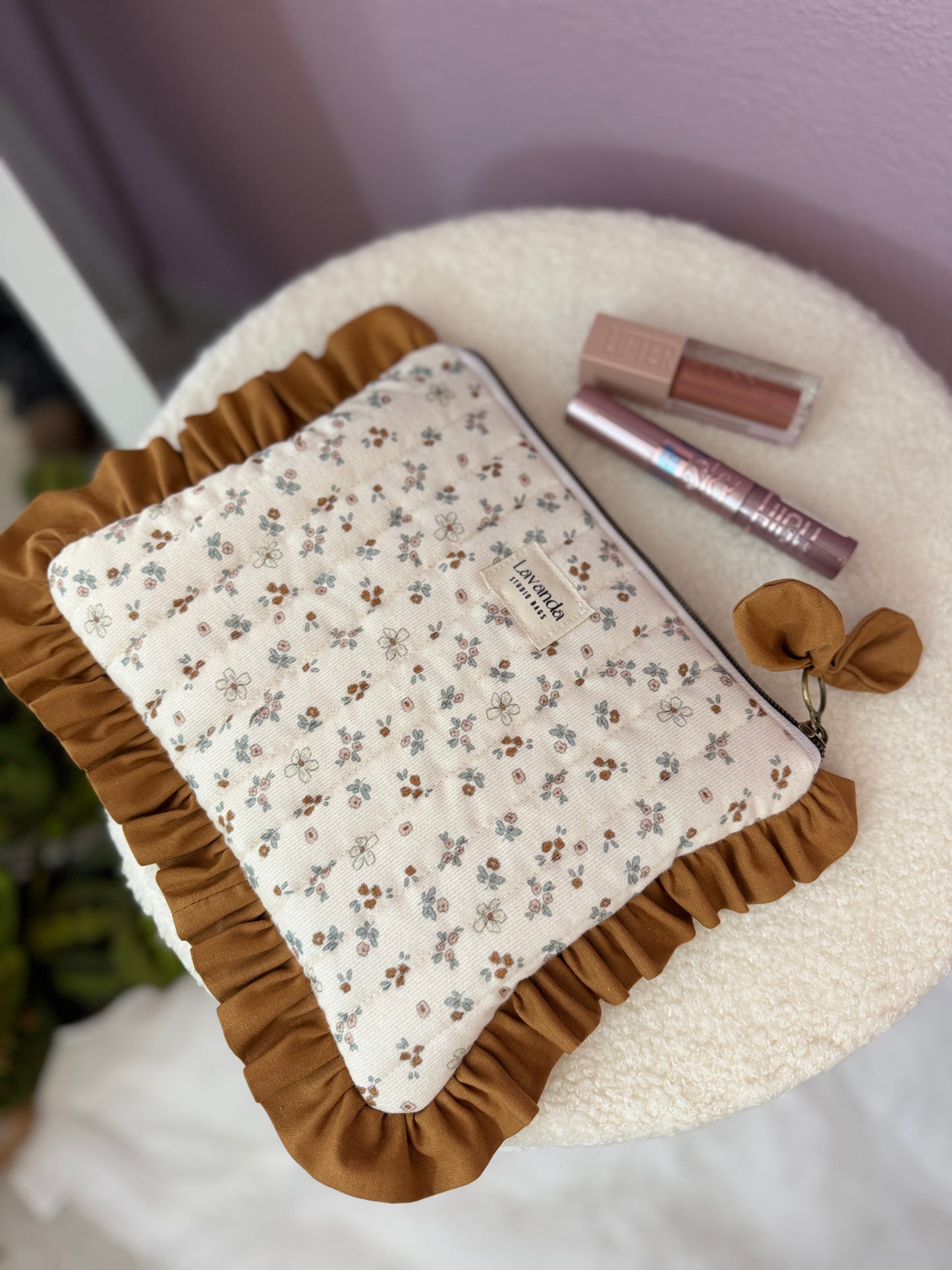 Nécessaire de maquilhagem com estampado de flores em tons pastel de magnólia e folho ocre 🌸 Apenas uma unidade disponível!