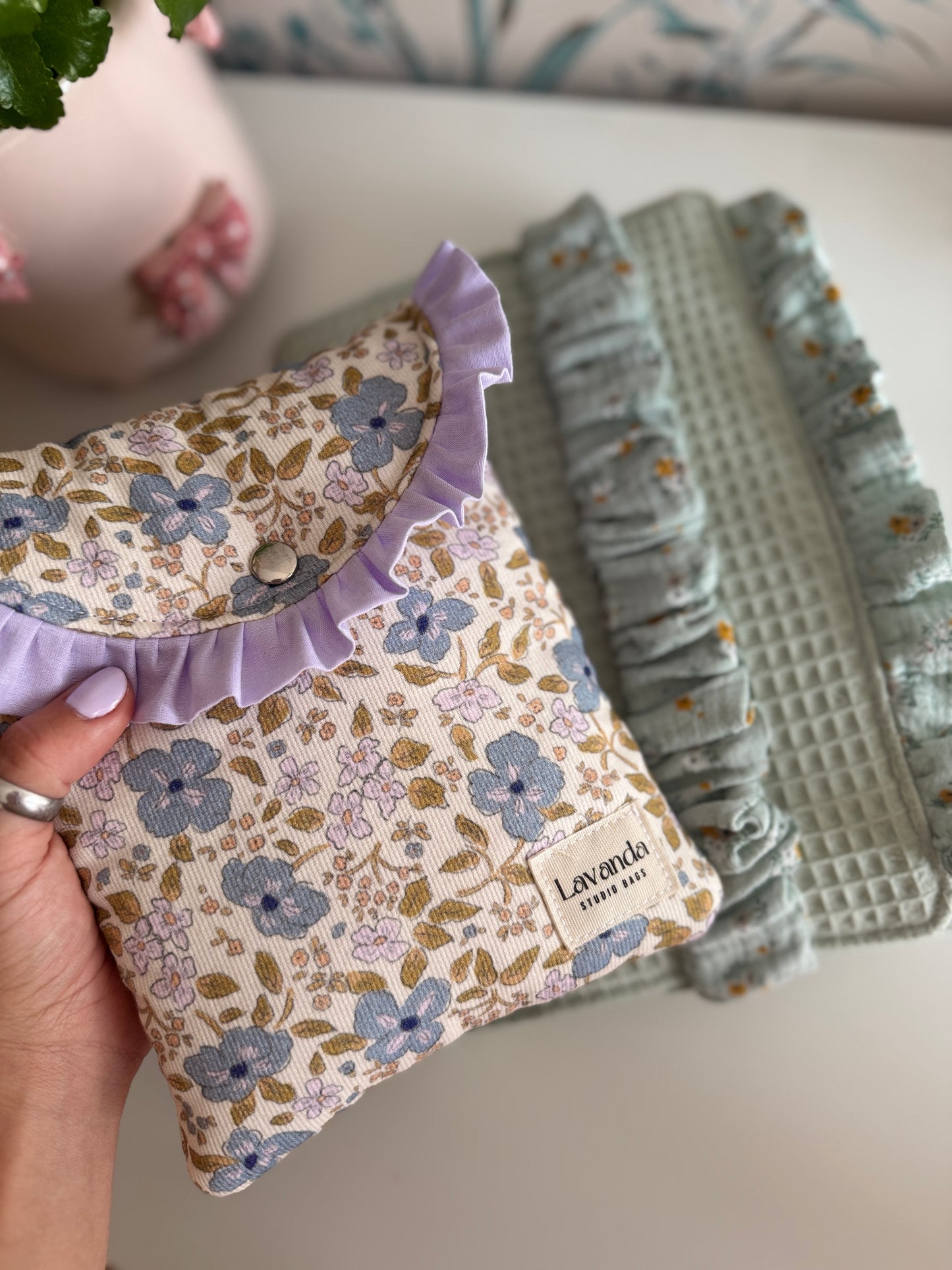 Kindle/ kobo/ book sleeve blue flowers