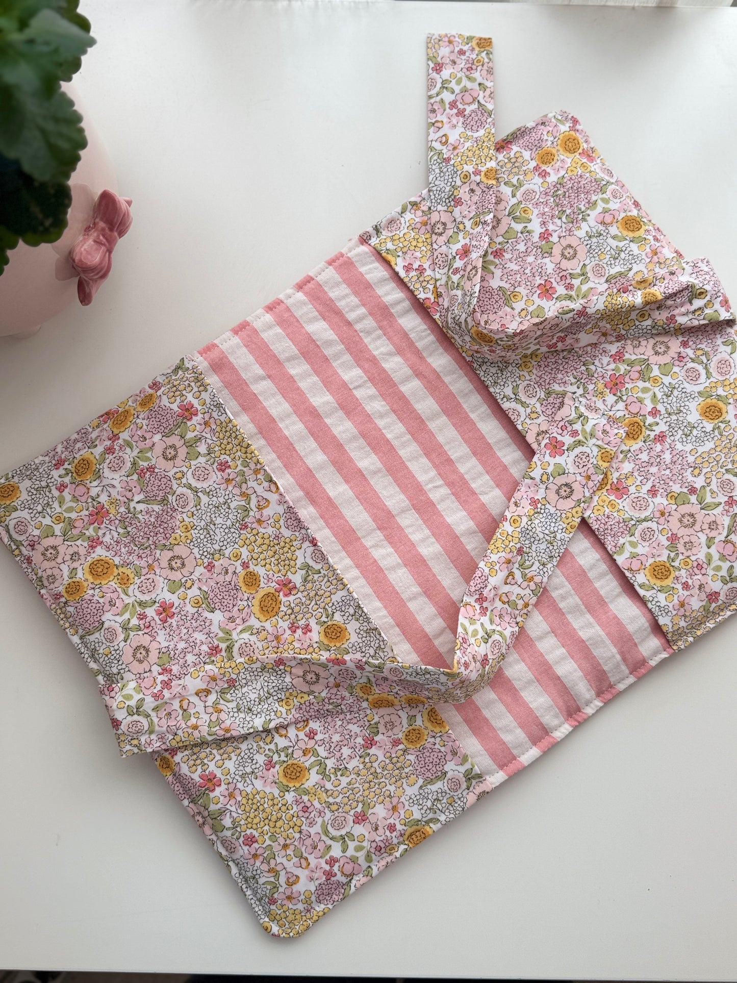 Capa de livro com abas, cápsula rosa