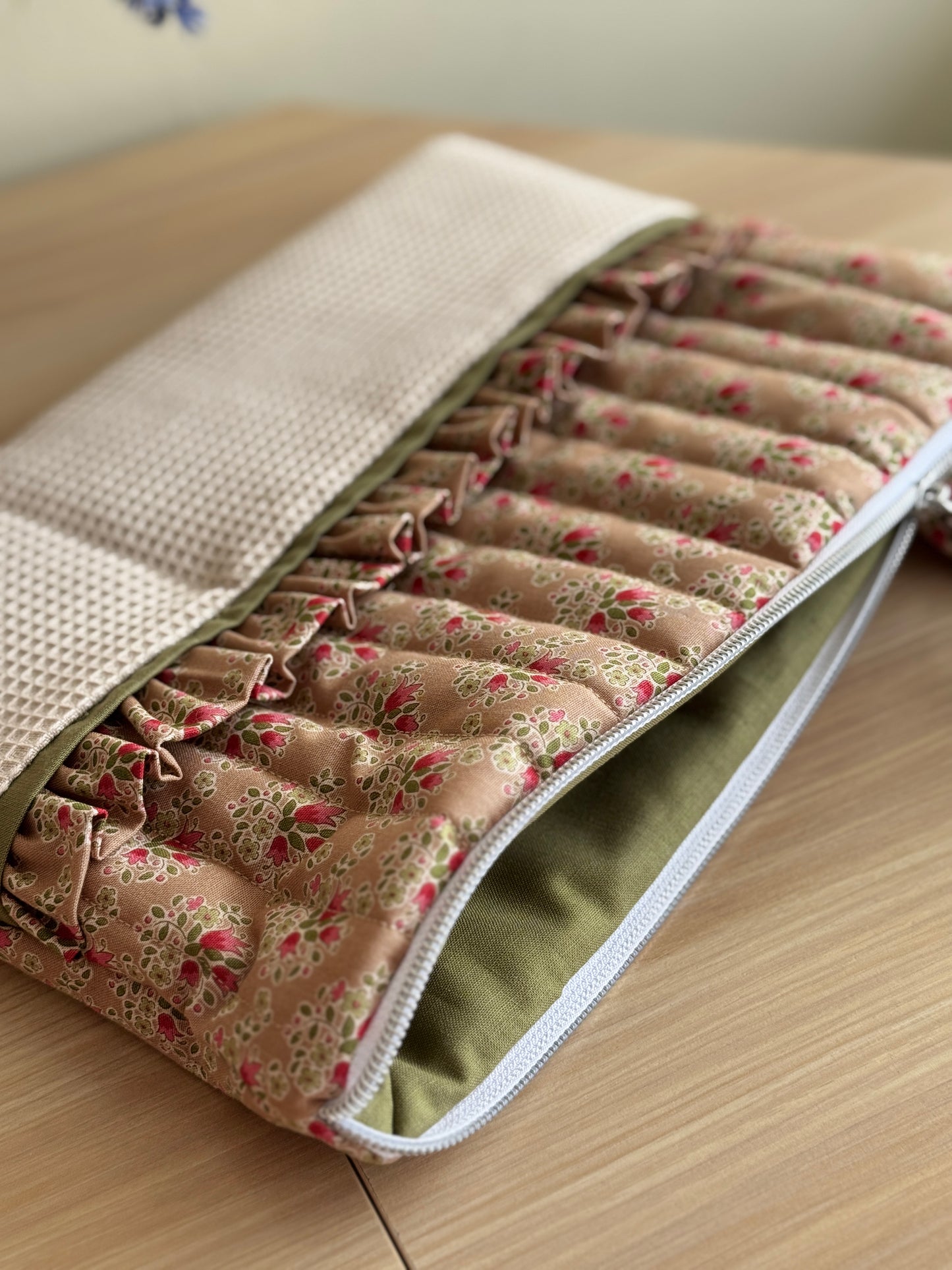 Pastel canela flower and beige waffle lpad case.