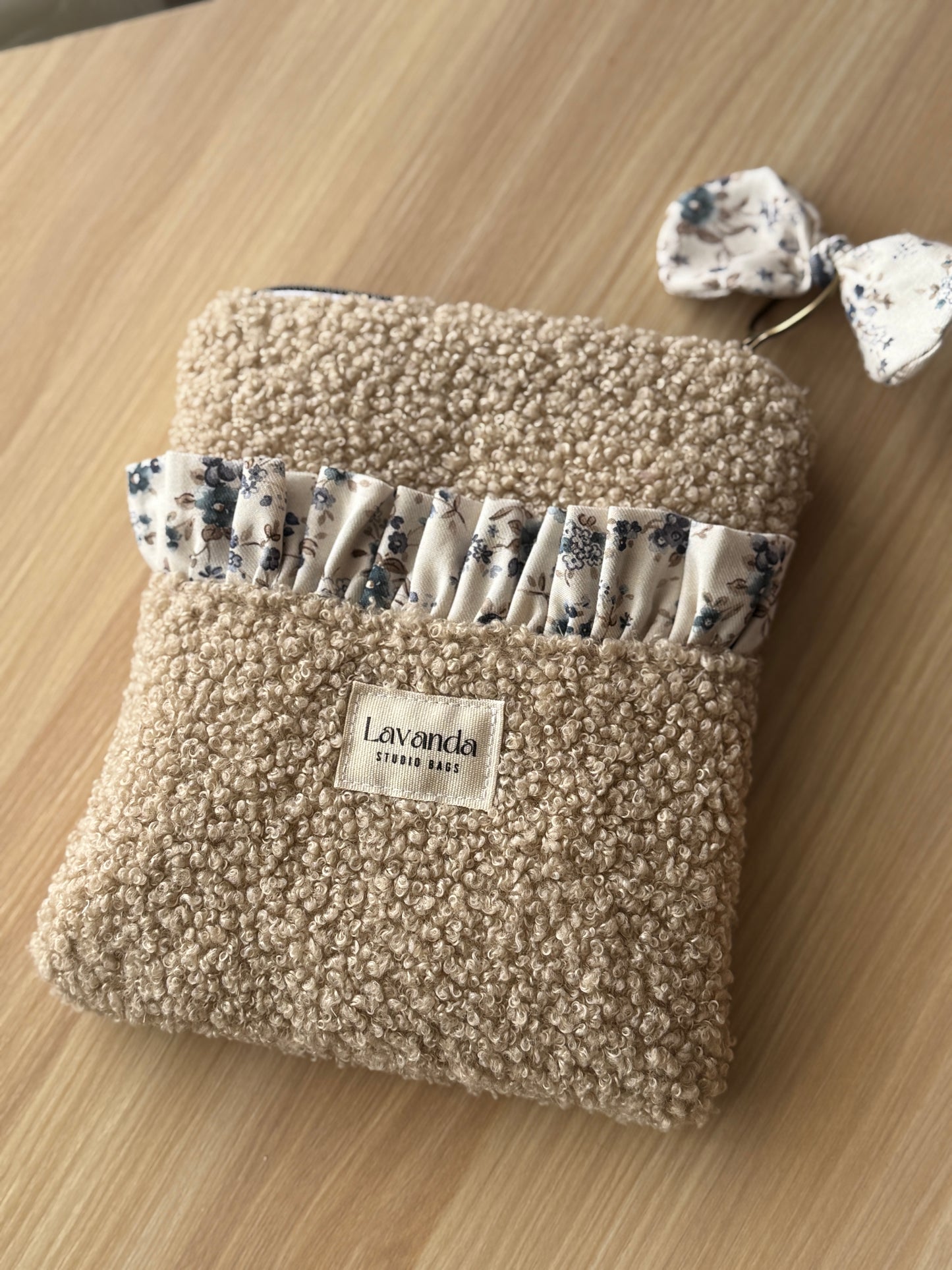 Kindle sleeve teddy beige and flowers