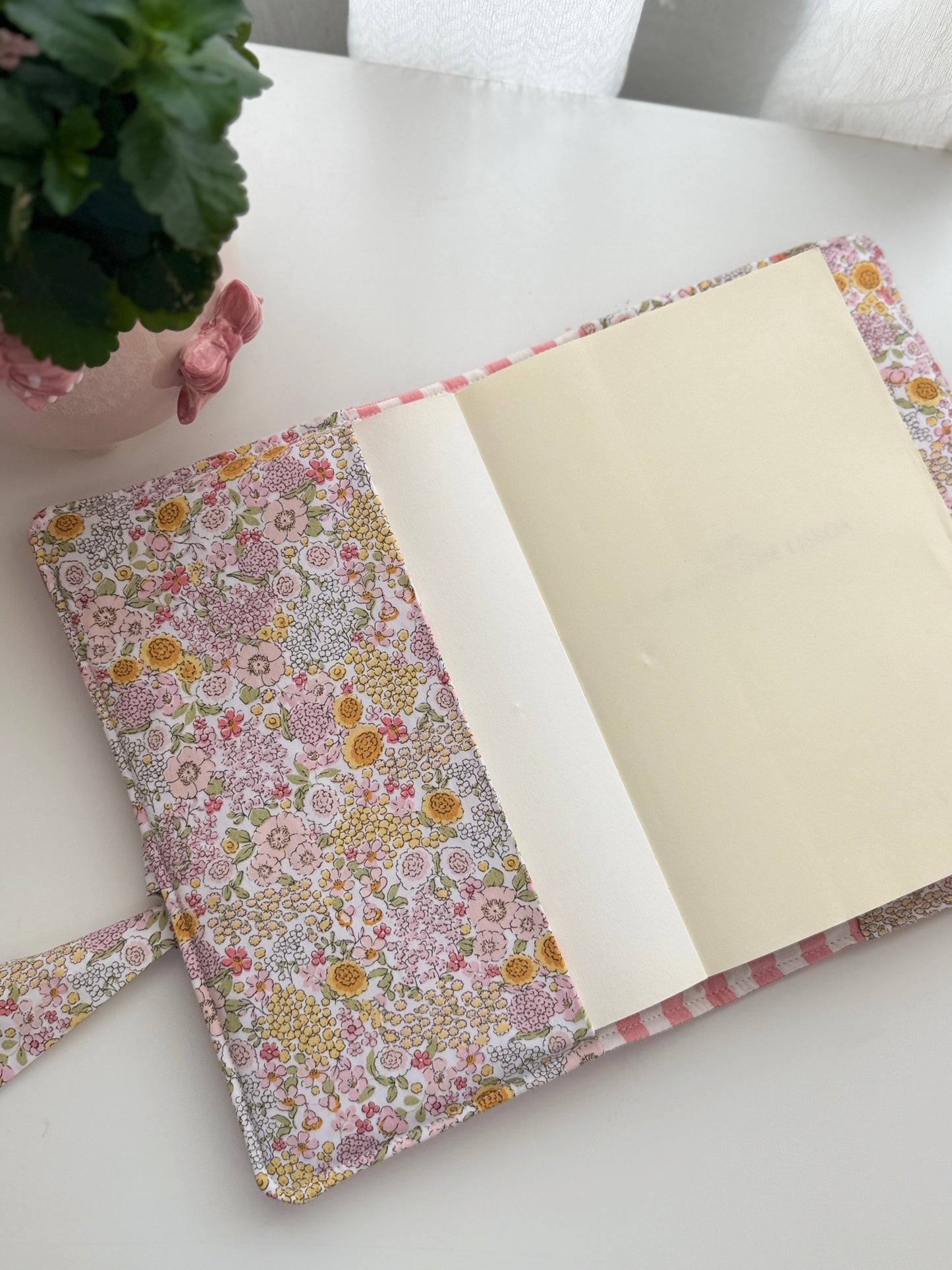 Capa de livro com abas, cápsula rosa