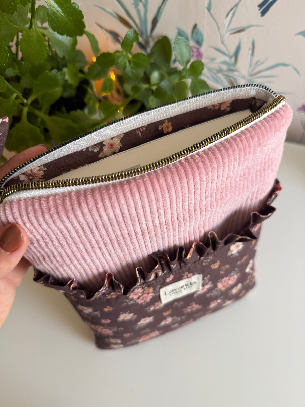 Book sleeve with pocket brawn flowers