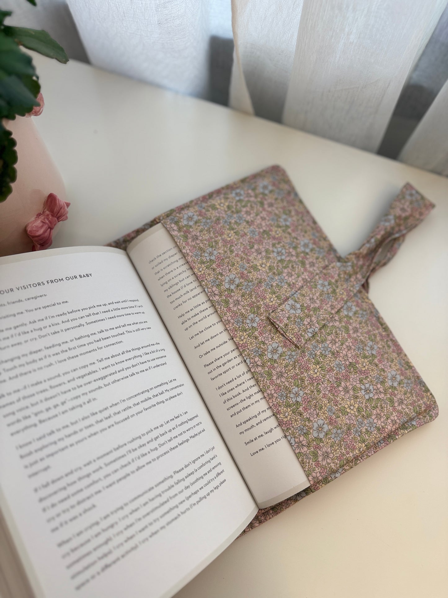 Capa de livro com abas, cápsula rosa