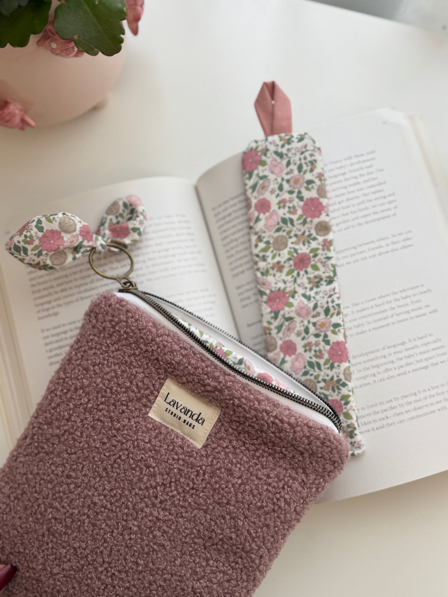 Marcador de livro rosa com flores