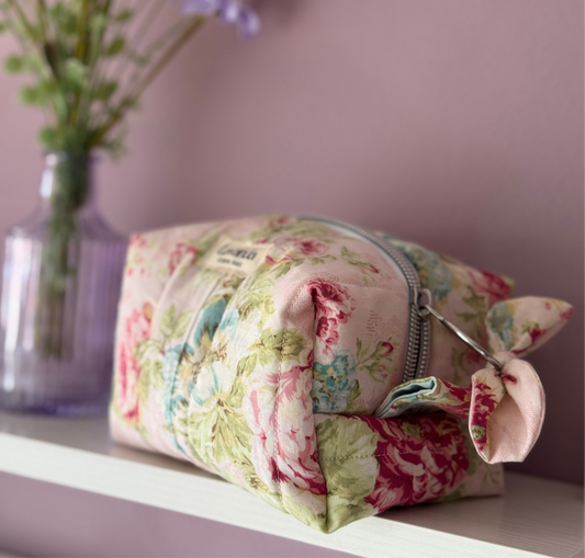 Mini cometic bag rouse ligth cosmetic bag.