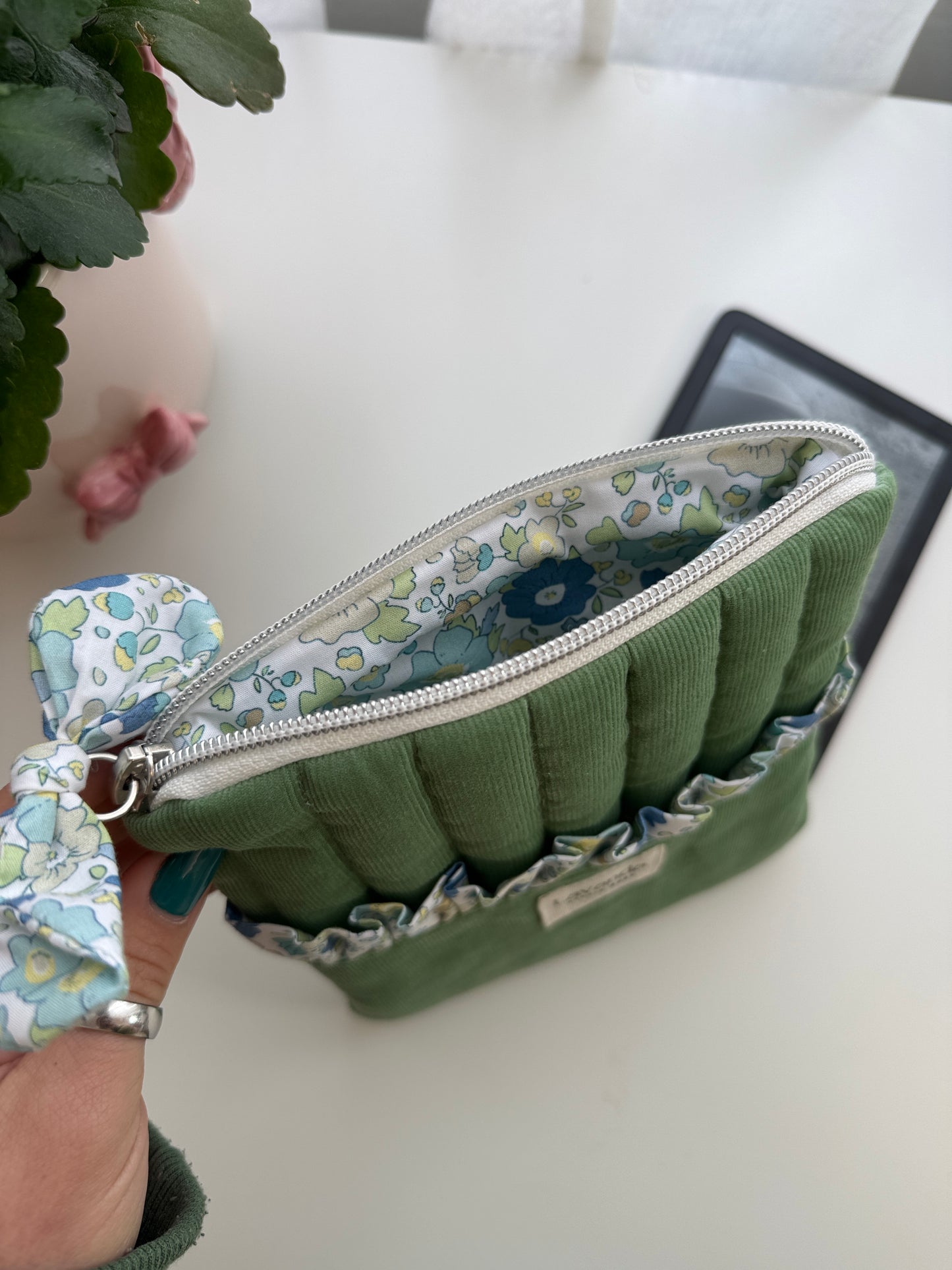 Capa Kindle flores pastel verde