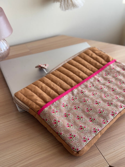 Laptop case flowers cinnamon.