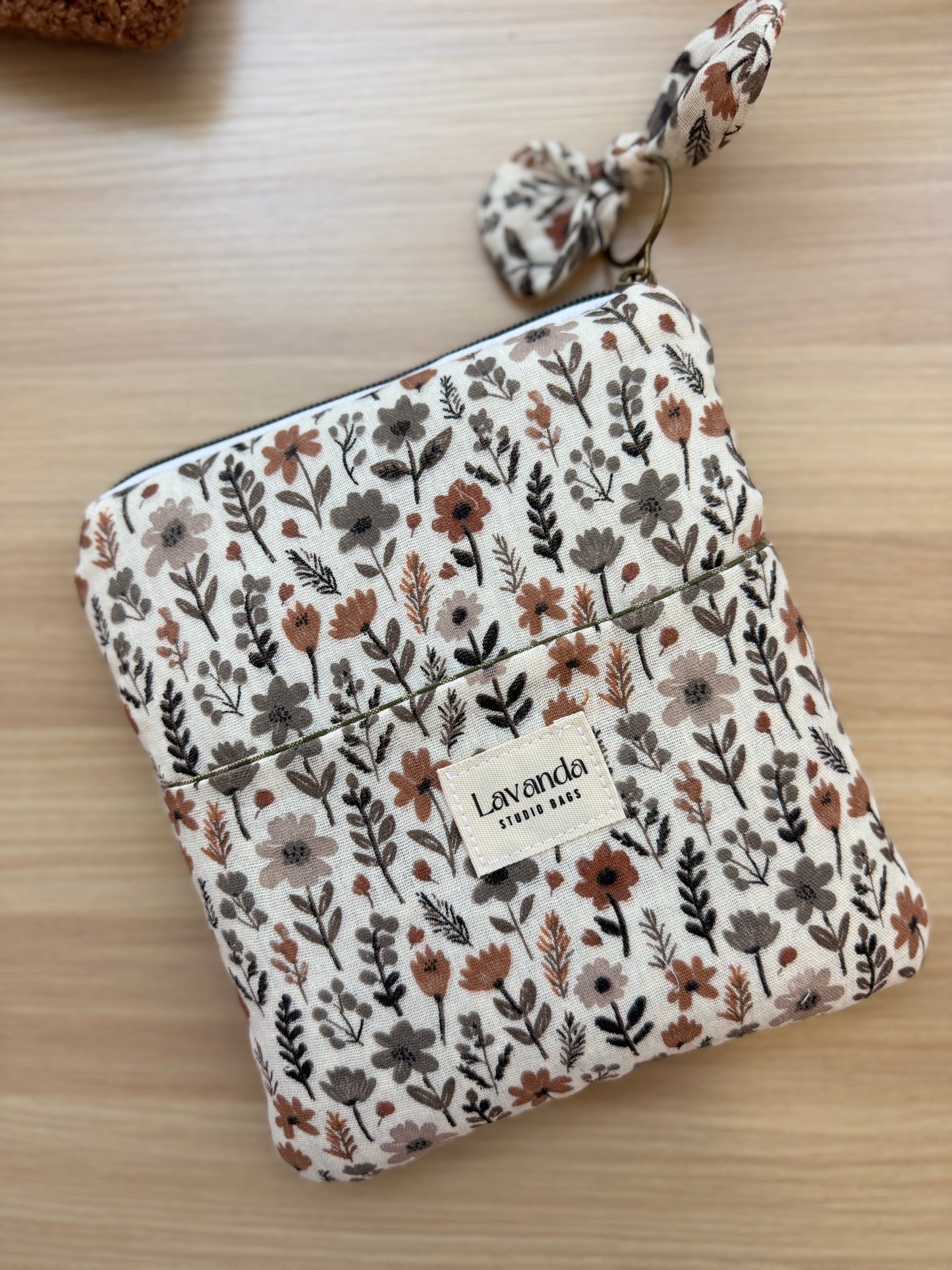 Funda Kindle con flores marrones