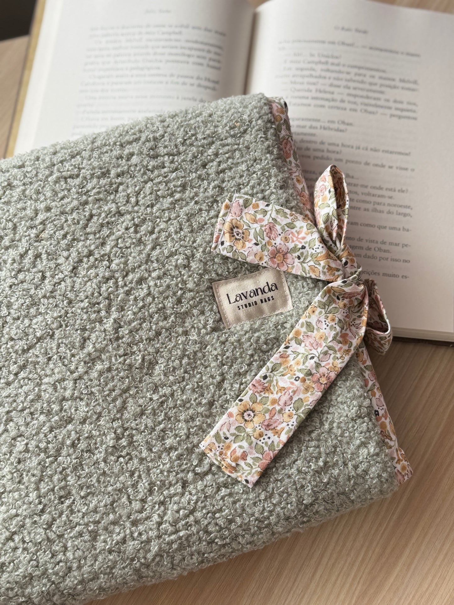 Book cover teddy green and flowers