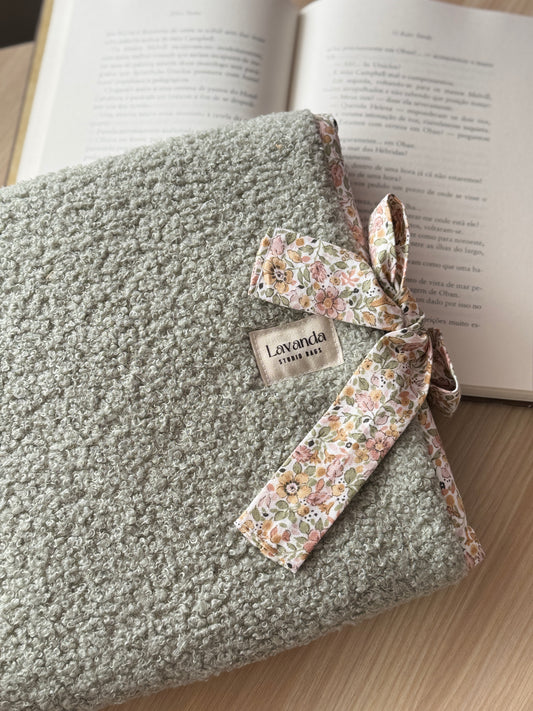 Book cover teddy green and flowers