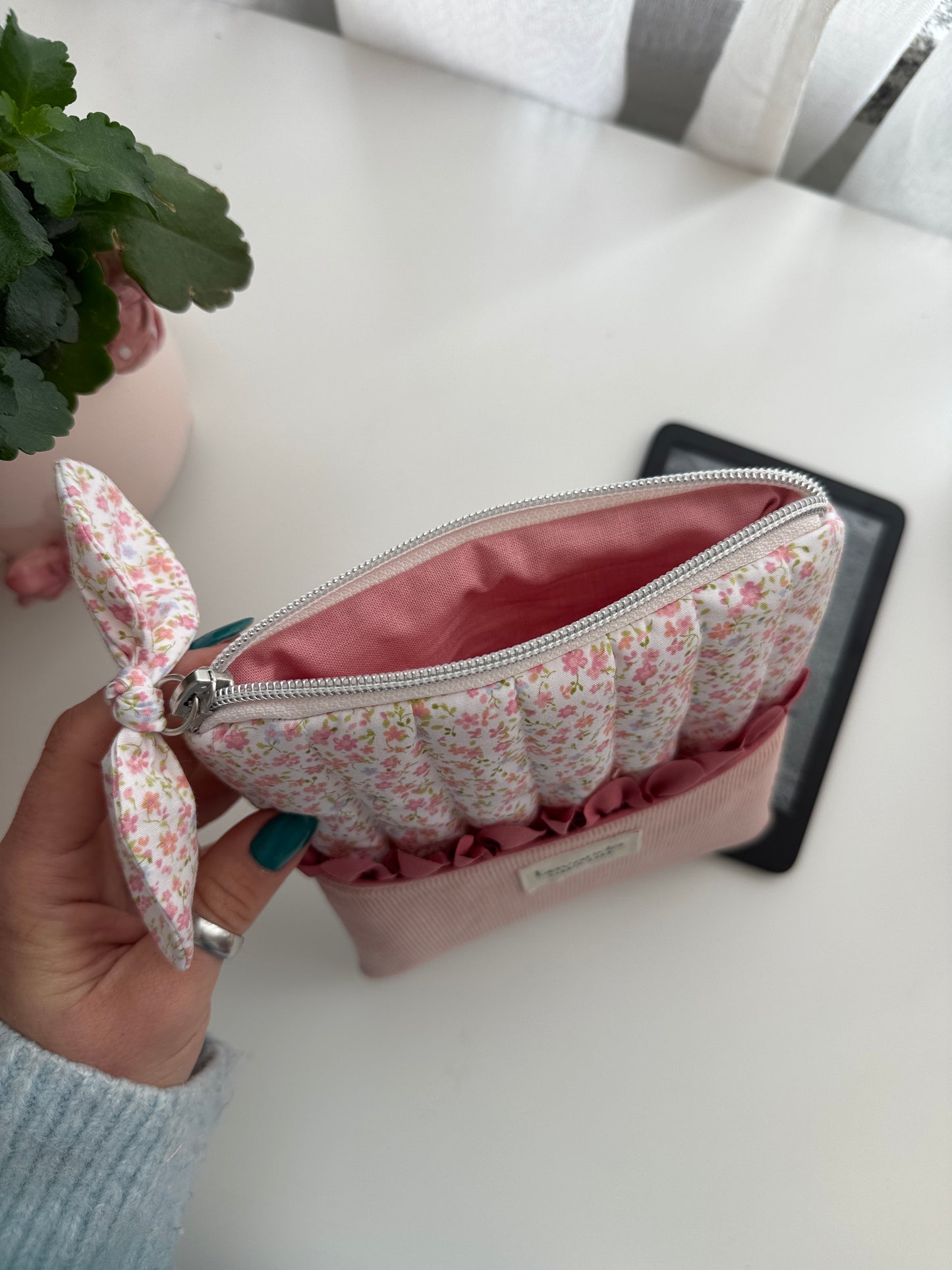 Capa Kindle flores pastel pequenas e micropana.