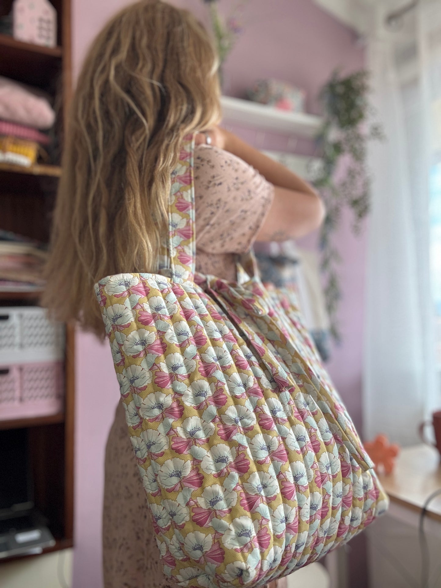 B.Tote bag nucifera flowers.