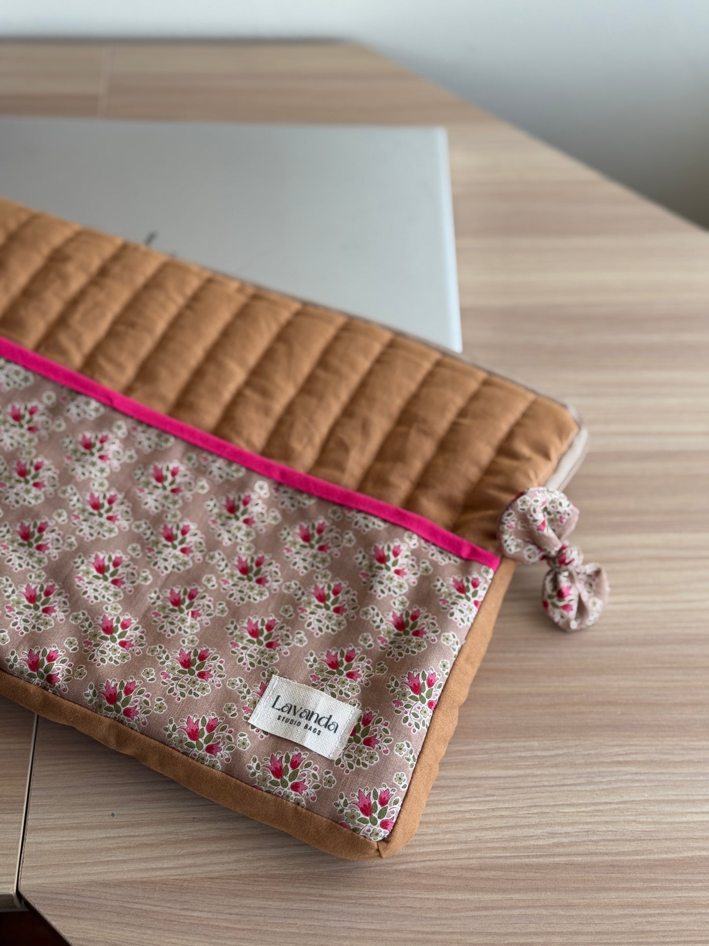 Laptop case flowers cinnamon.