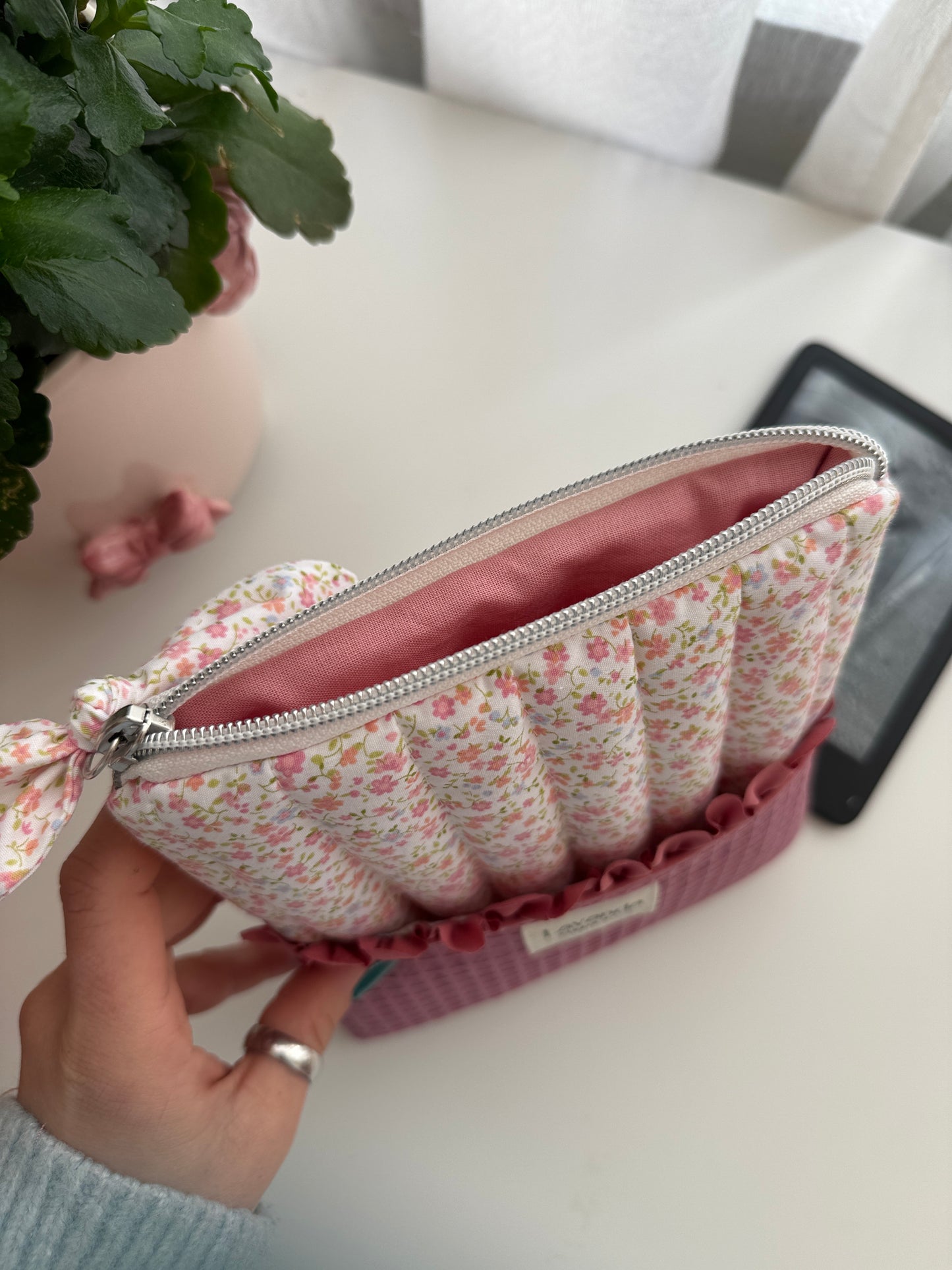 Capa Kindle mini flores pastel.
